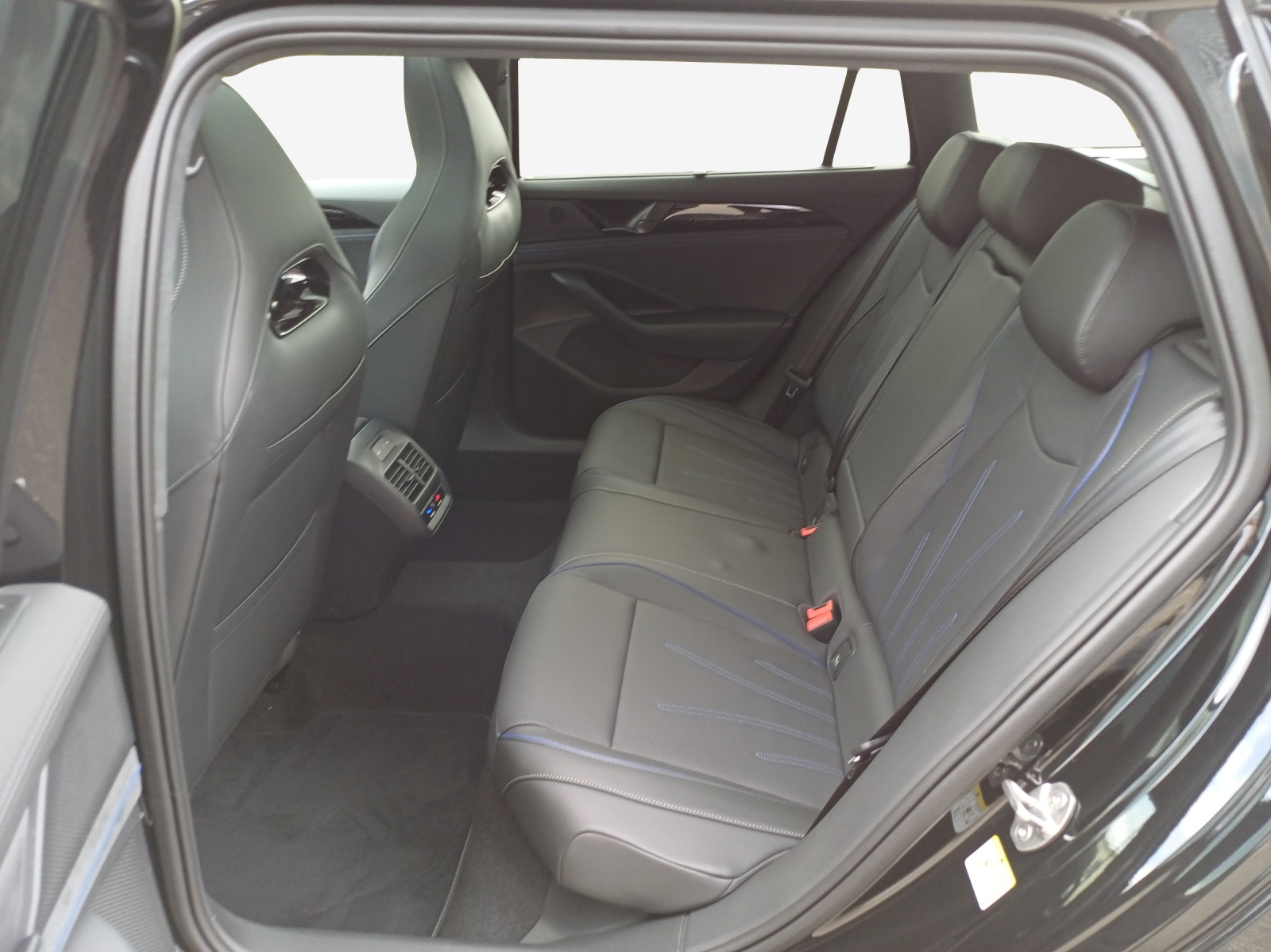 VW Passat Variant 2.0 TDI evo R-Line 4 Motion DSG-image-11