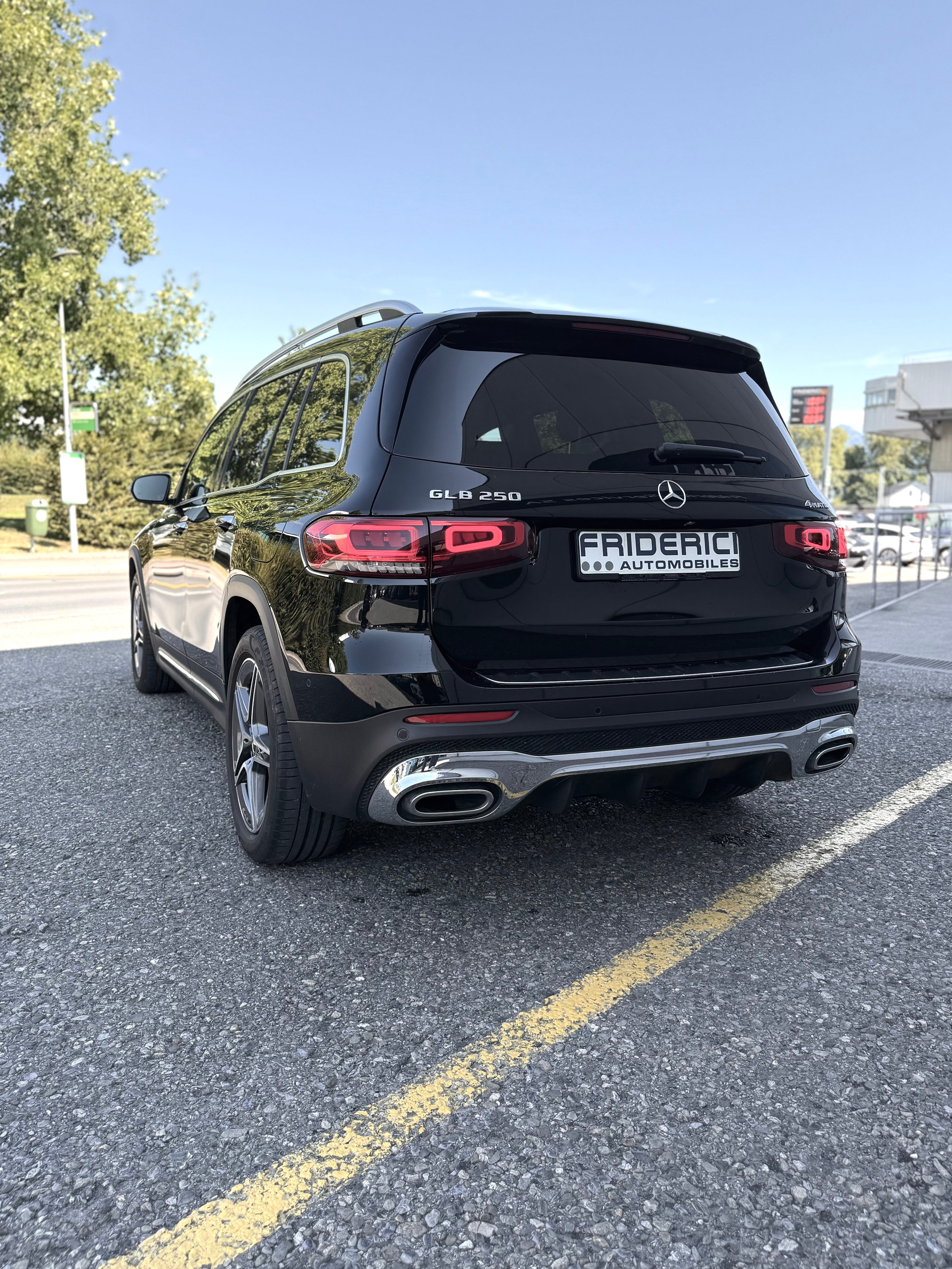 MERCEDES-BENZ GLB 250 4Matic AMG Line 8G-Tronic-showroom-element-3