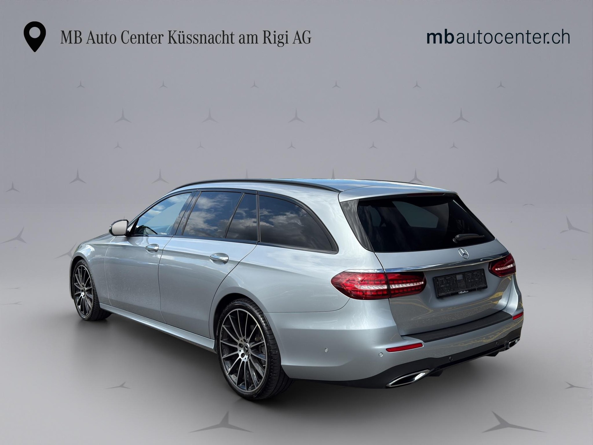 MERCEDES-BENZ E 220 d AMG Line 4matic Kombi-showroom-element-3