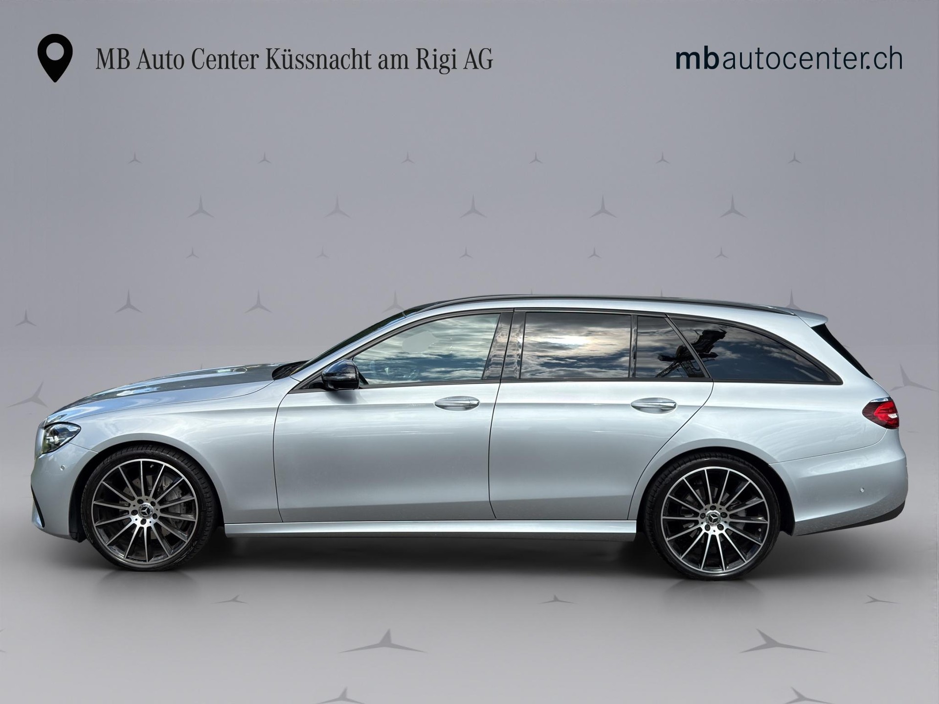MERCEDES-BENZ E 220 d AMG Line 4matic Kombi-showroom-element-2