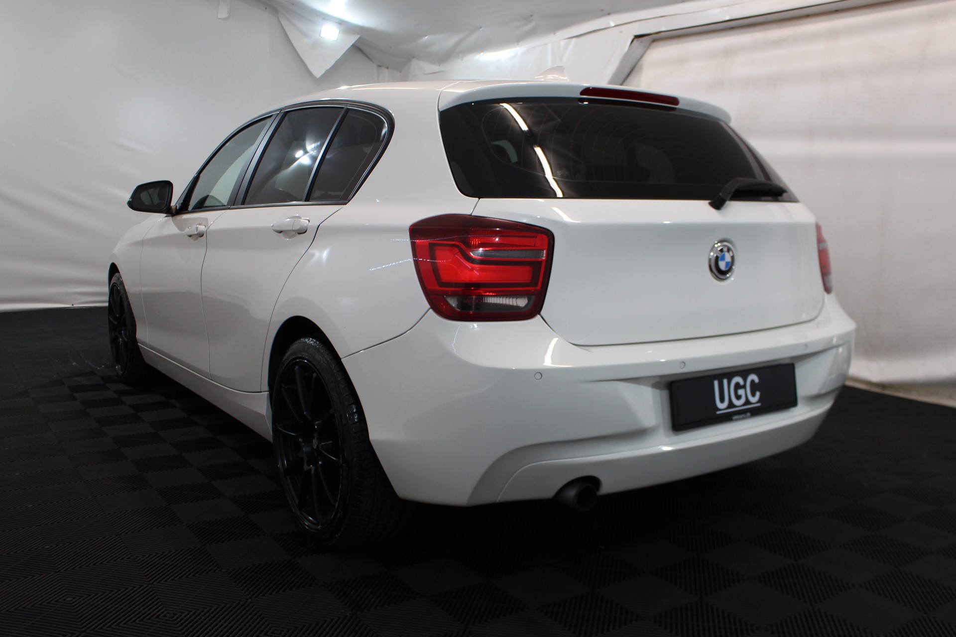 BMW 116i Steptronic-showroom-element-3