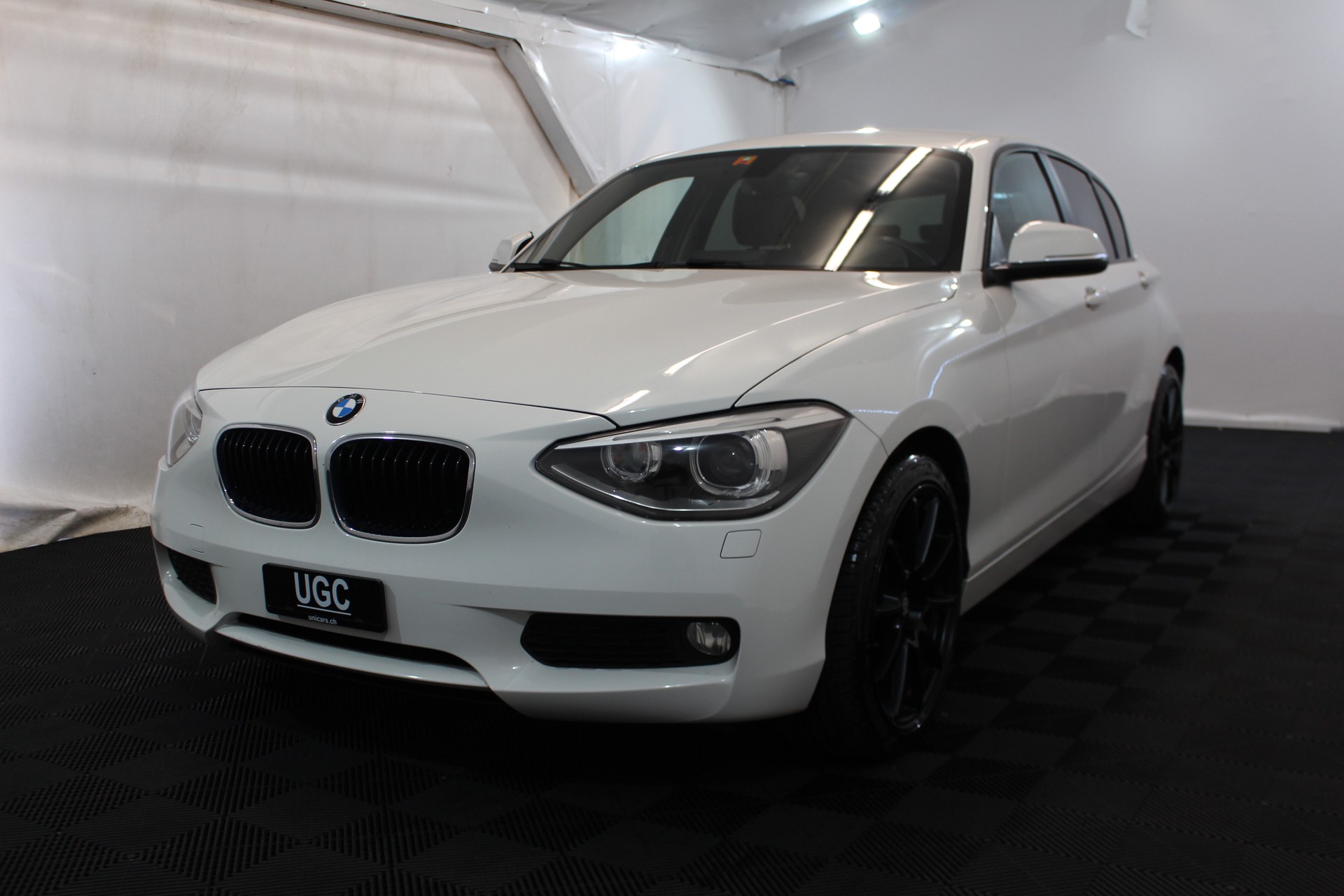 BMW 116i Steptronic-showroom-element-2