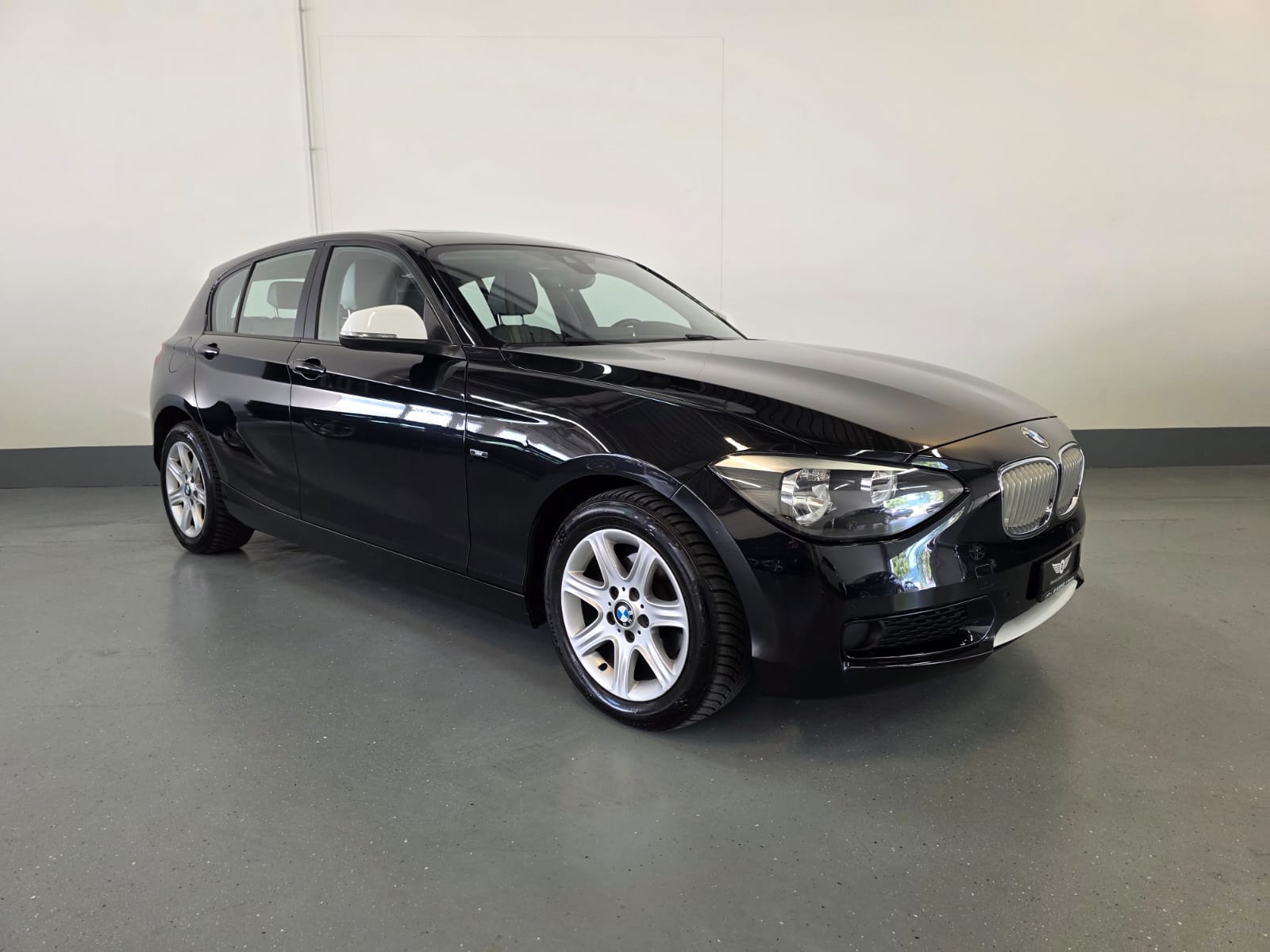 BMW 118d Urban Line-showroom-element-2