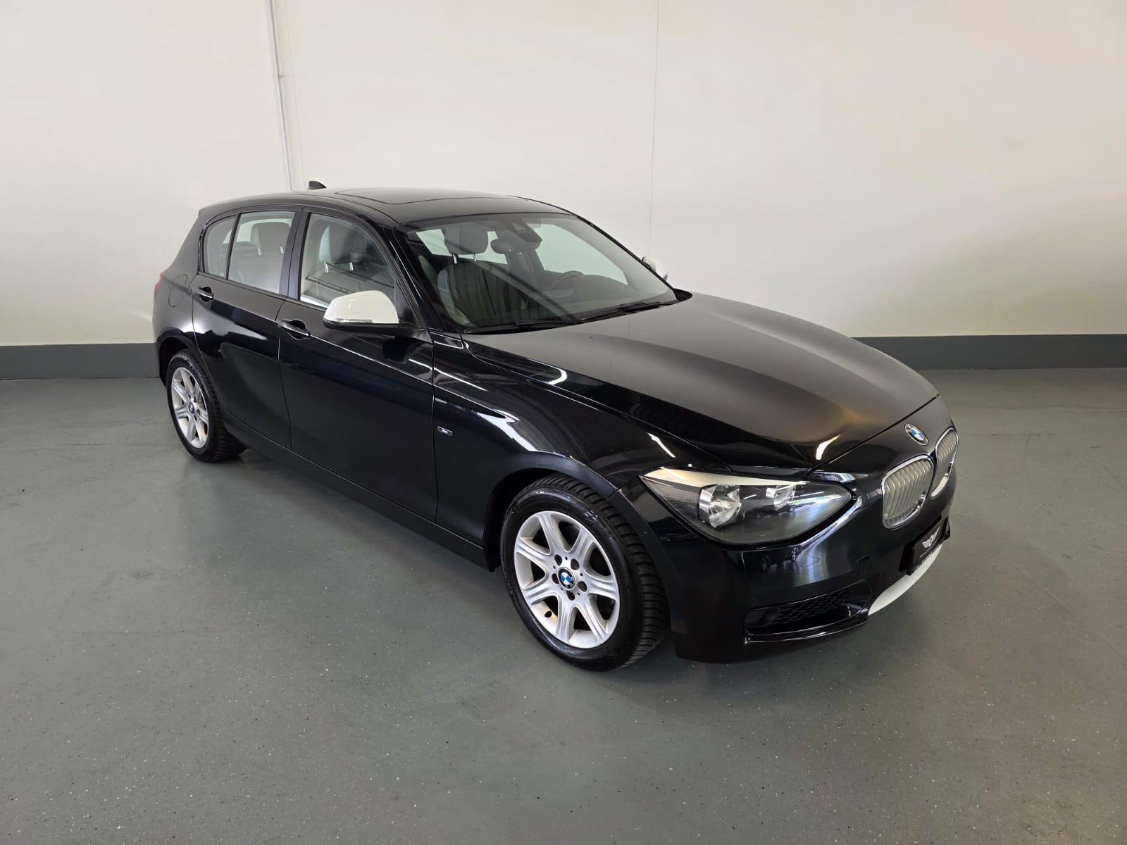 BMW 118d Urban Line-showroom-element-1