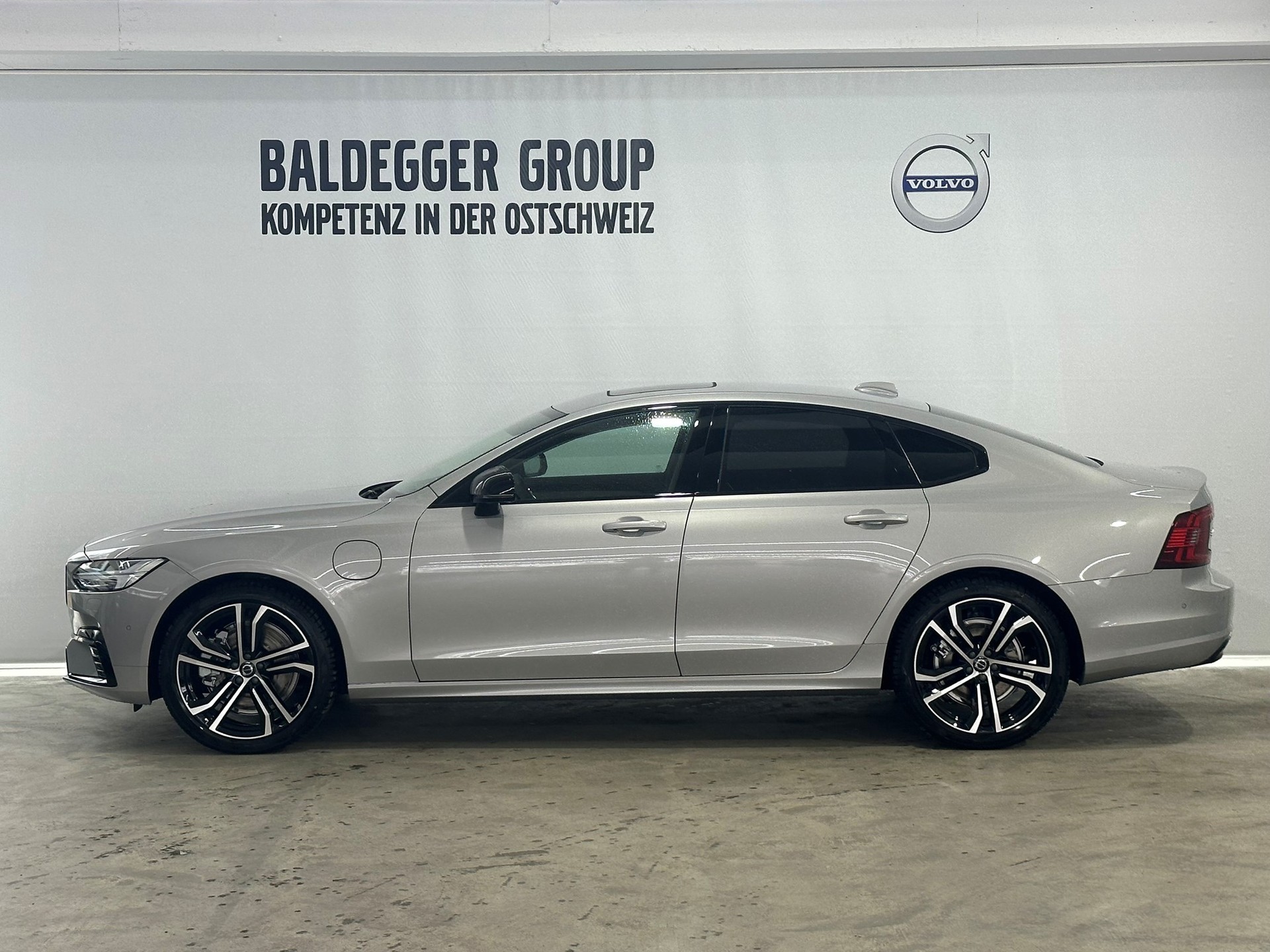 VOLVO S90 2.0 T8 TE Ultimate Dark eA-showroom-element-1