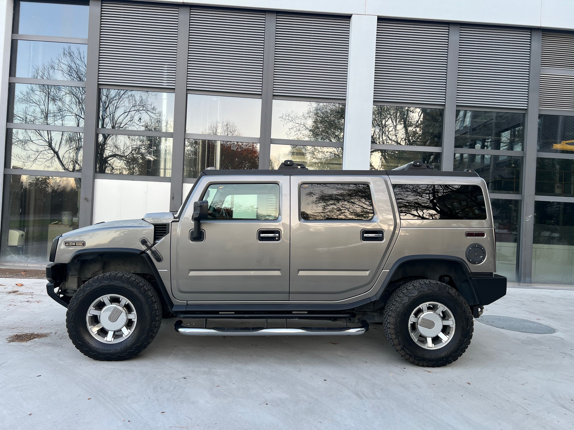 HUMMER H2 6.2 Luxury-showroom-element-1