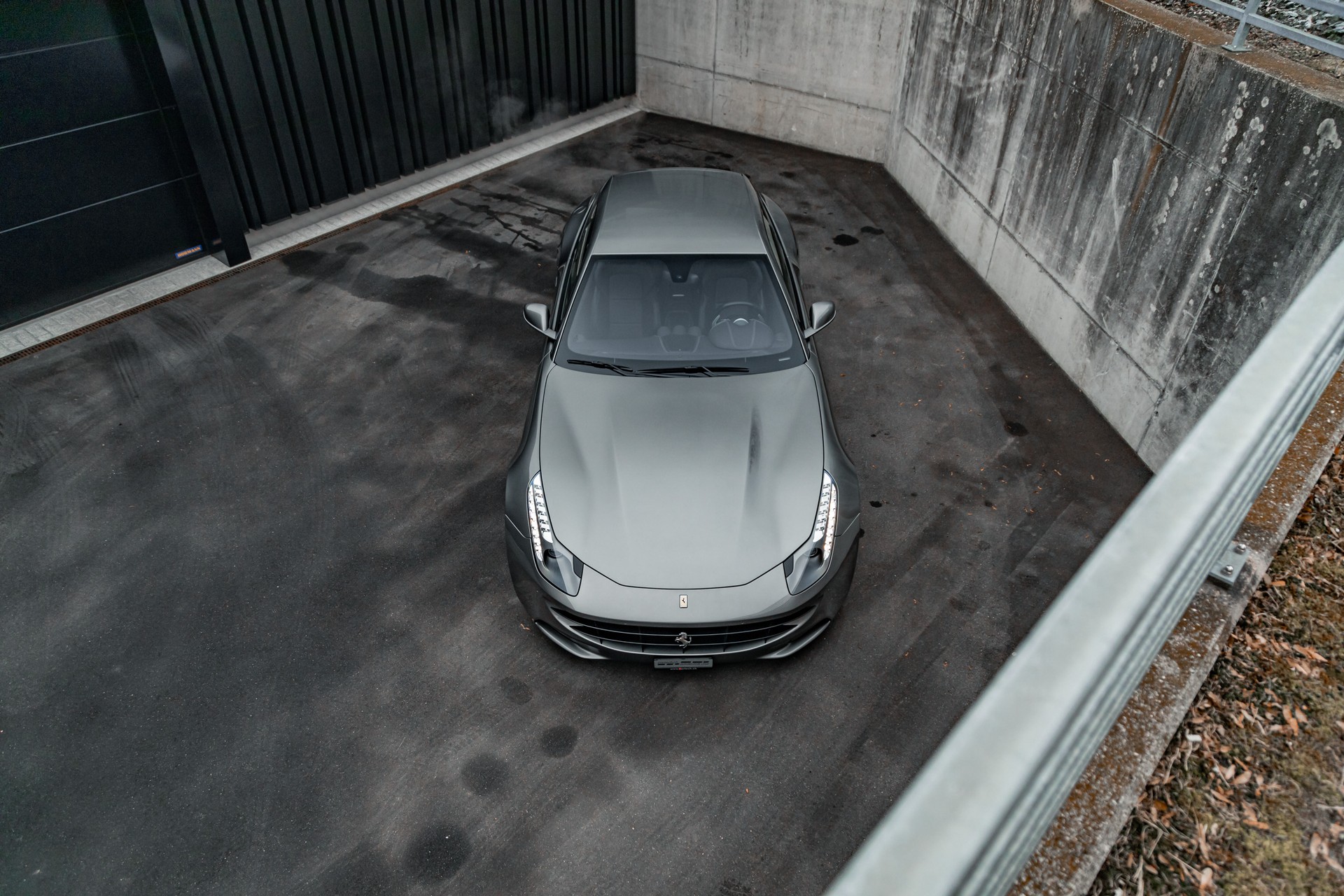 FERRARI FF-showroom-element-2