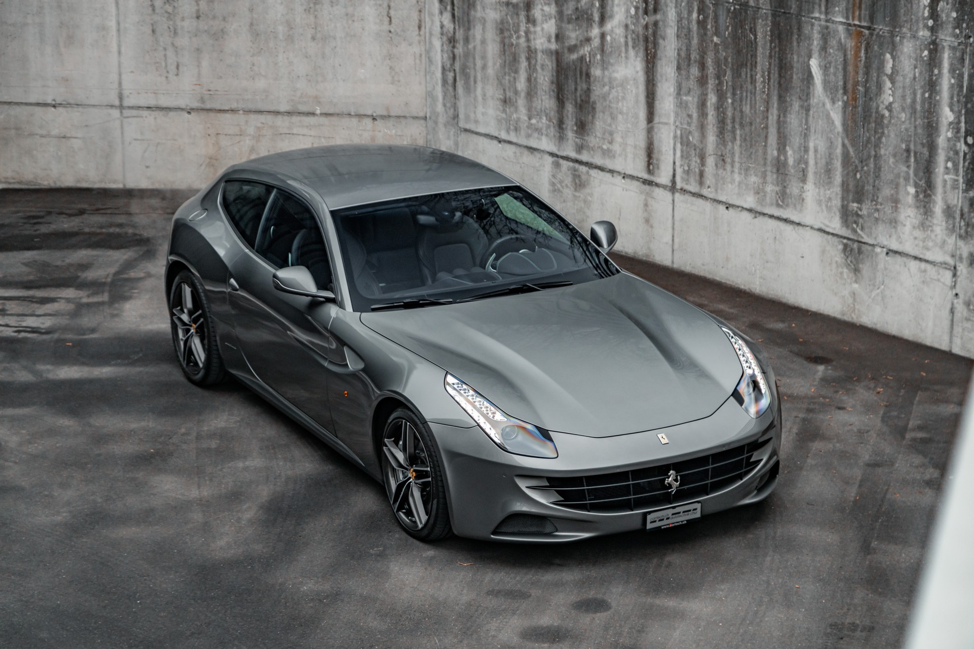 FERRARI FF-showroom-element-1