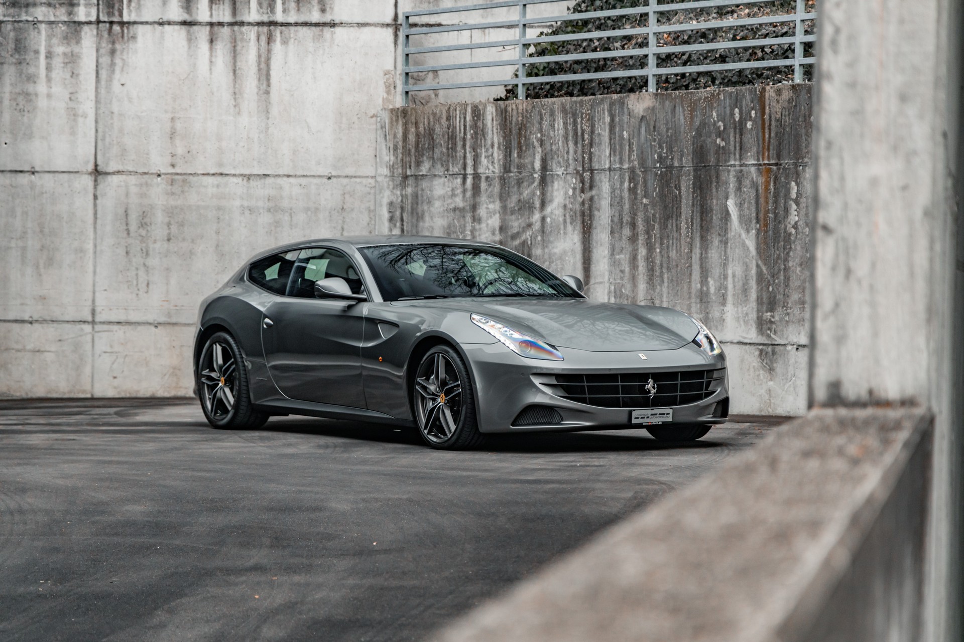 FERRARI FF-showroom-element-3