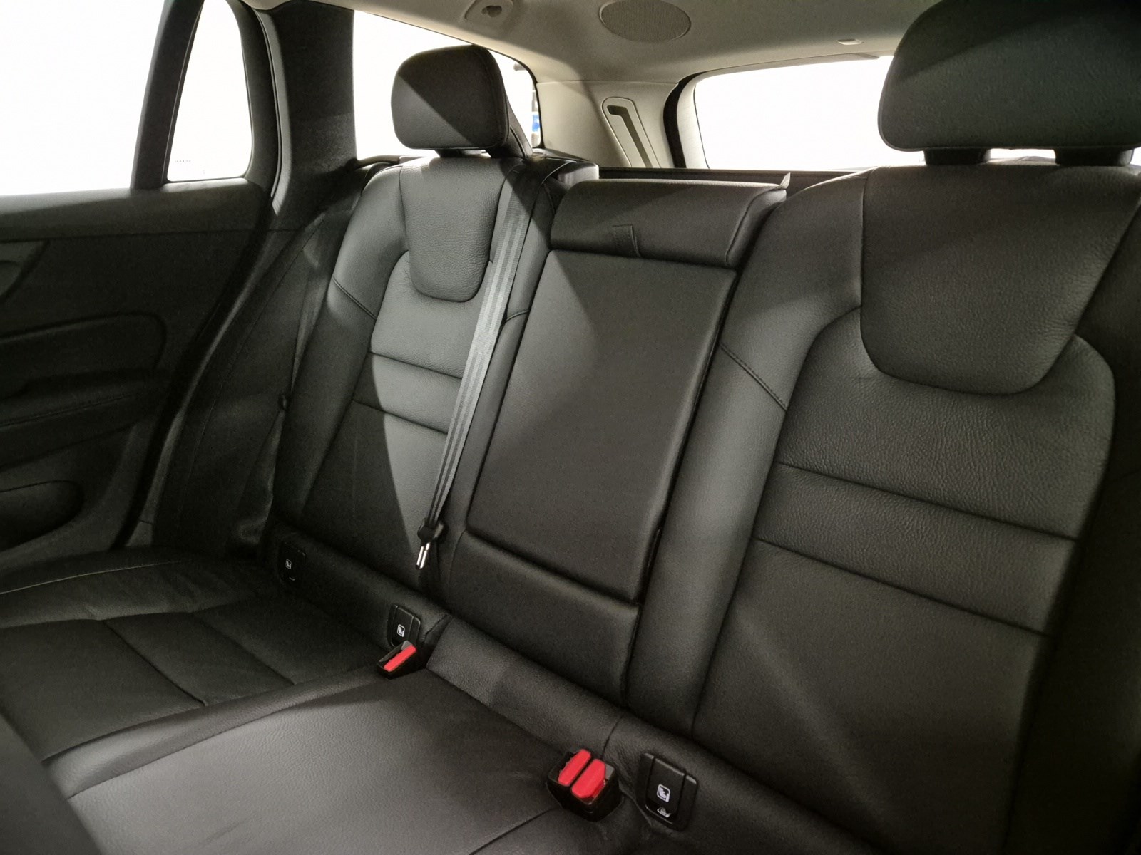 VOLVO V60 Cross Country 2.0 B5 Ultimate AWD-image-11