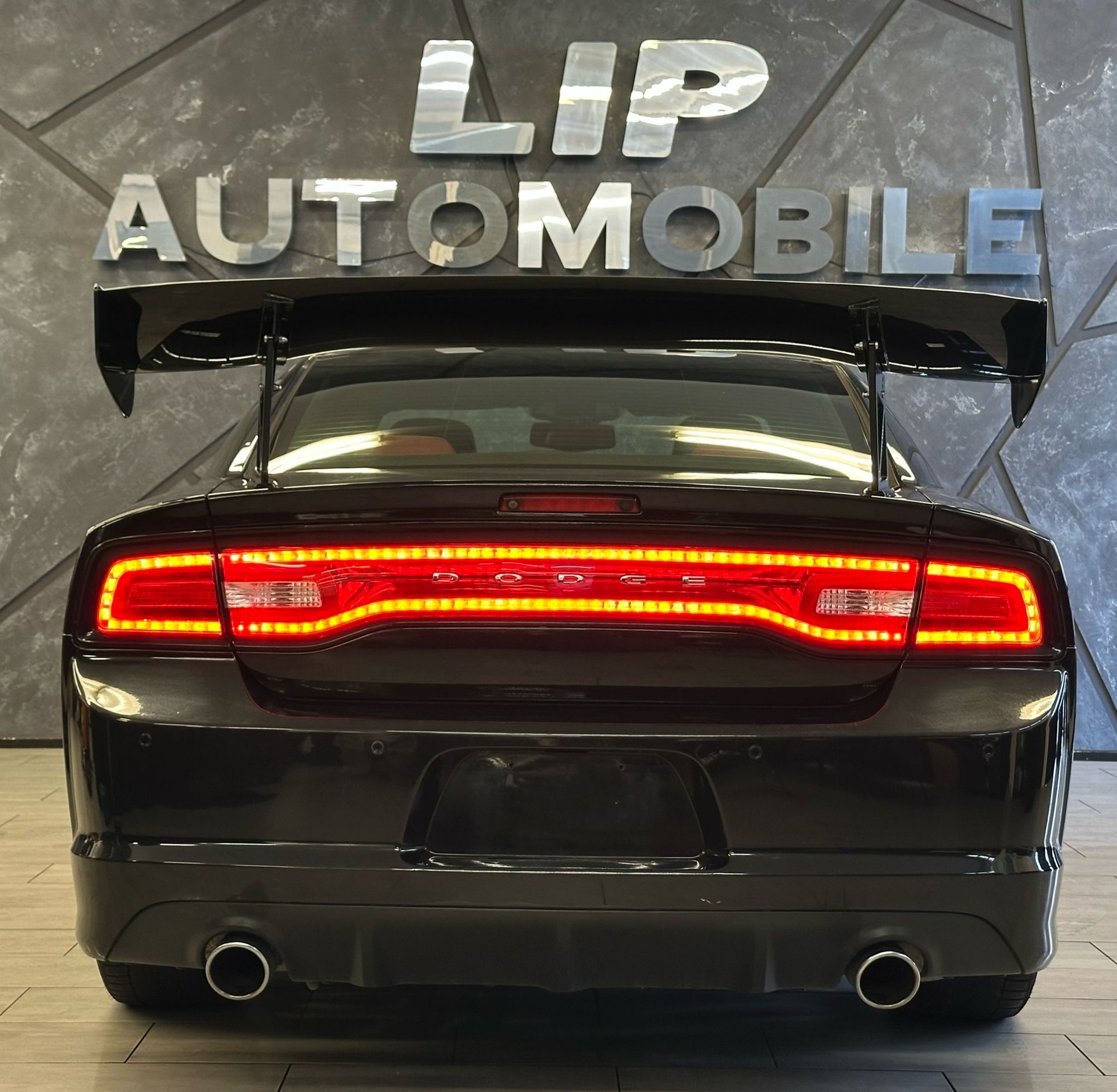 DODGE Charger SRT 8-image-6