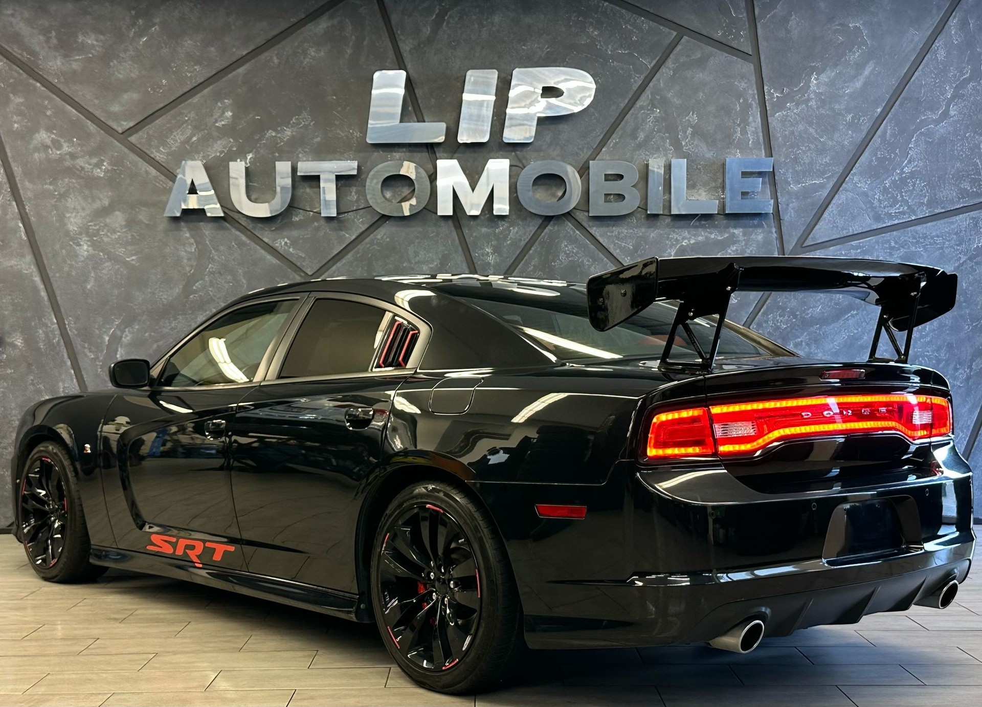 DODGE Charger SRT 8-image-7