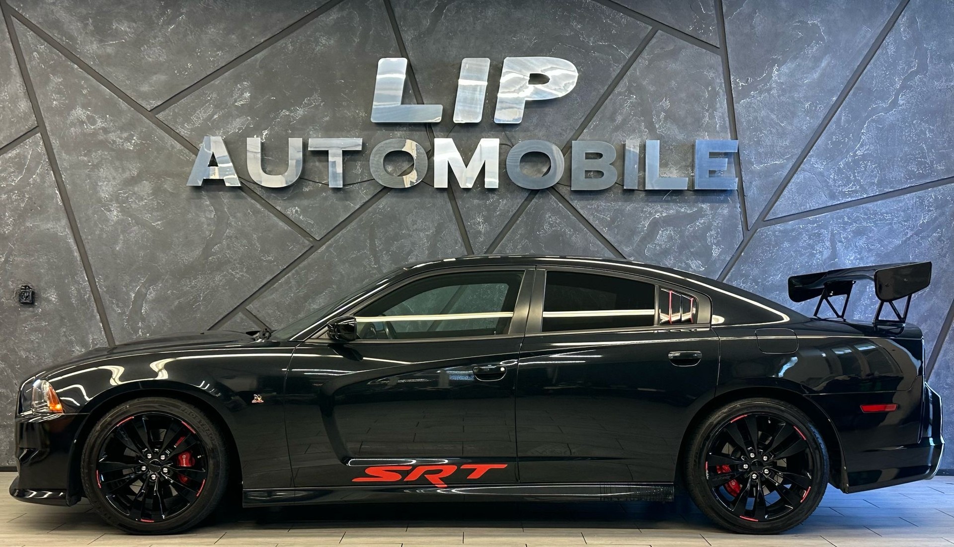 DODGE Charger SRT 8-image-4
