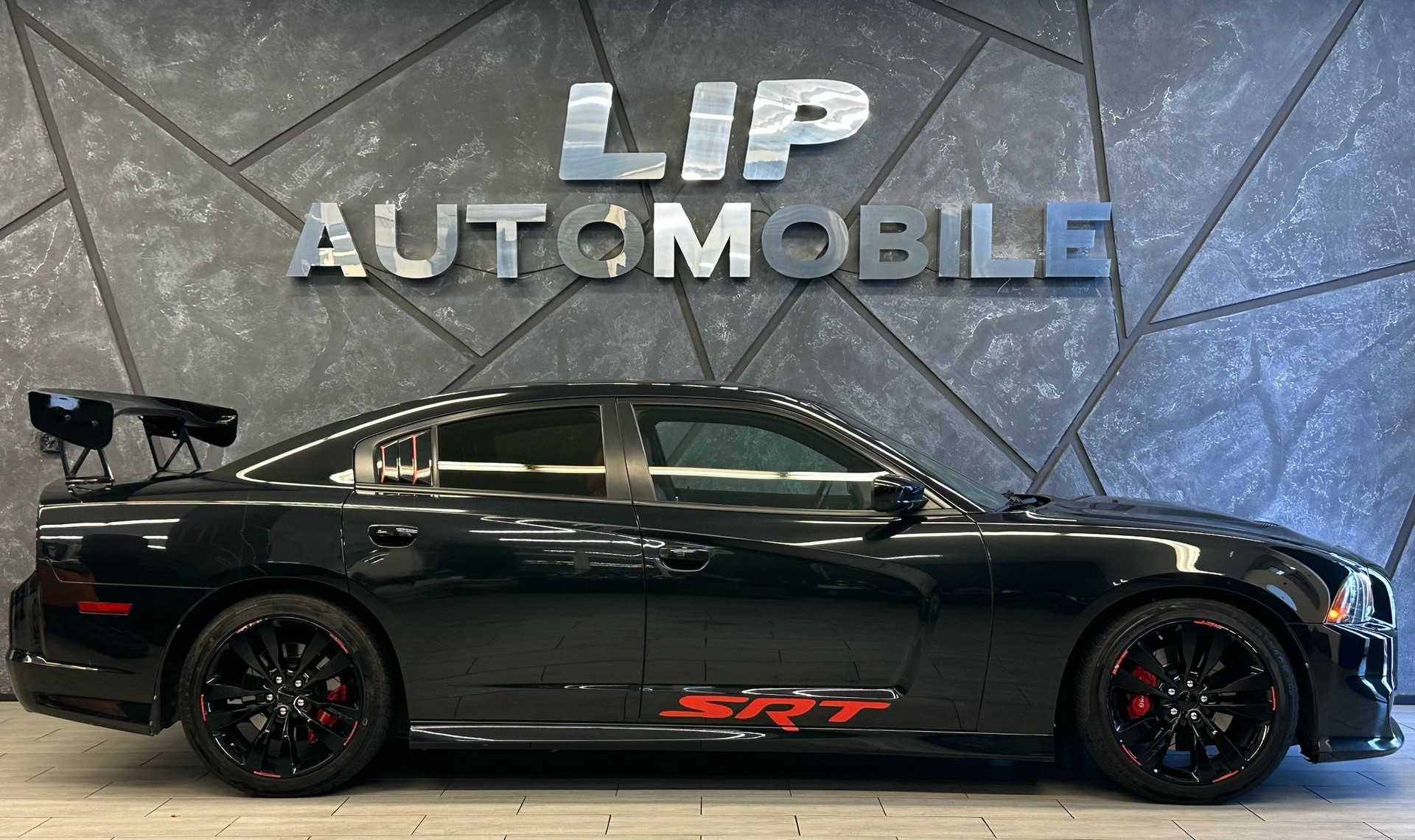 DODGE Charger SRT 8-showroom-element-3