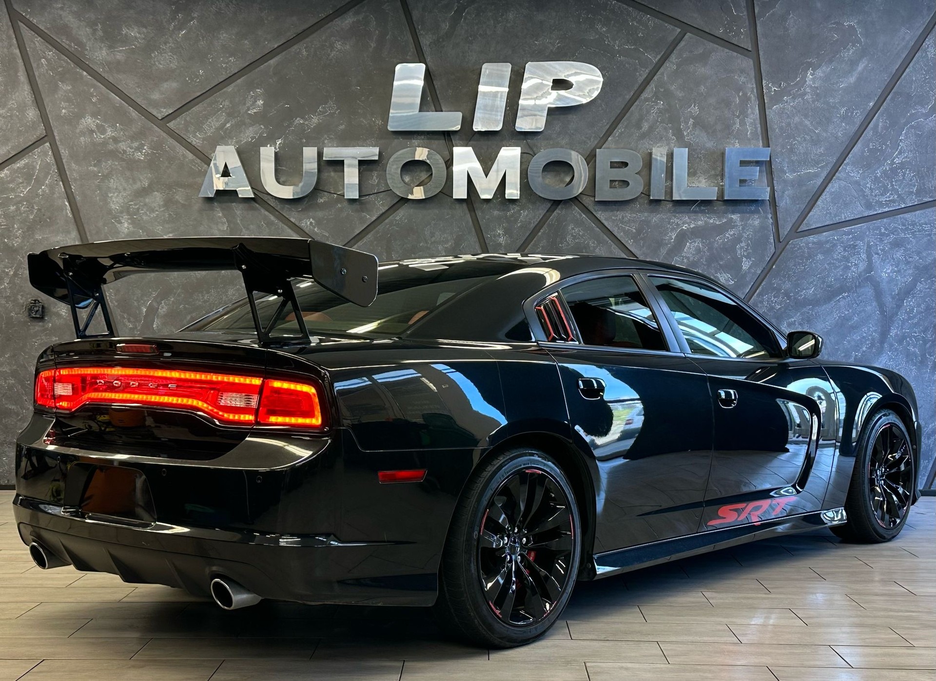 DODGE Charger SRT 8-image-5