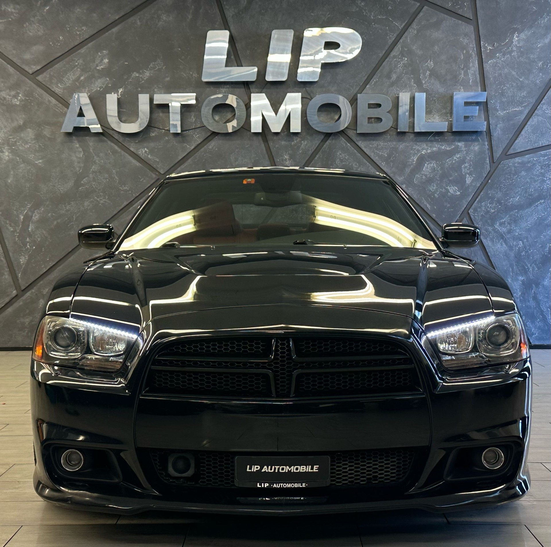 DODGE Charger SRT 8-showroom-element-1