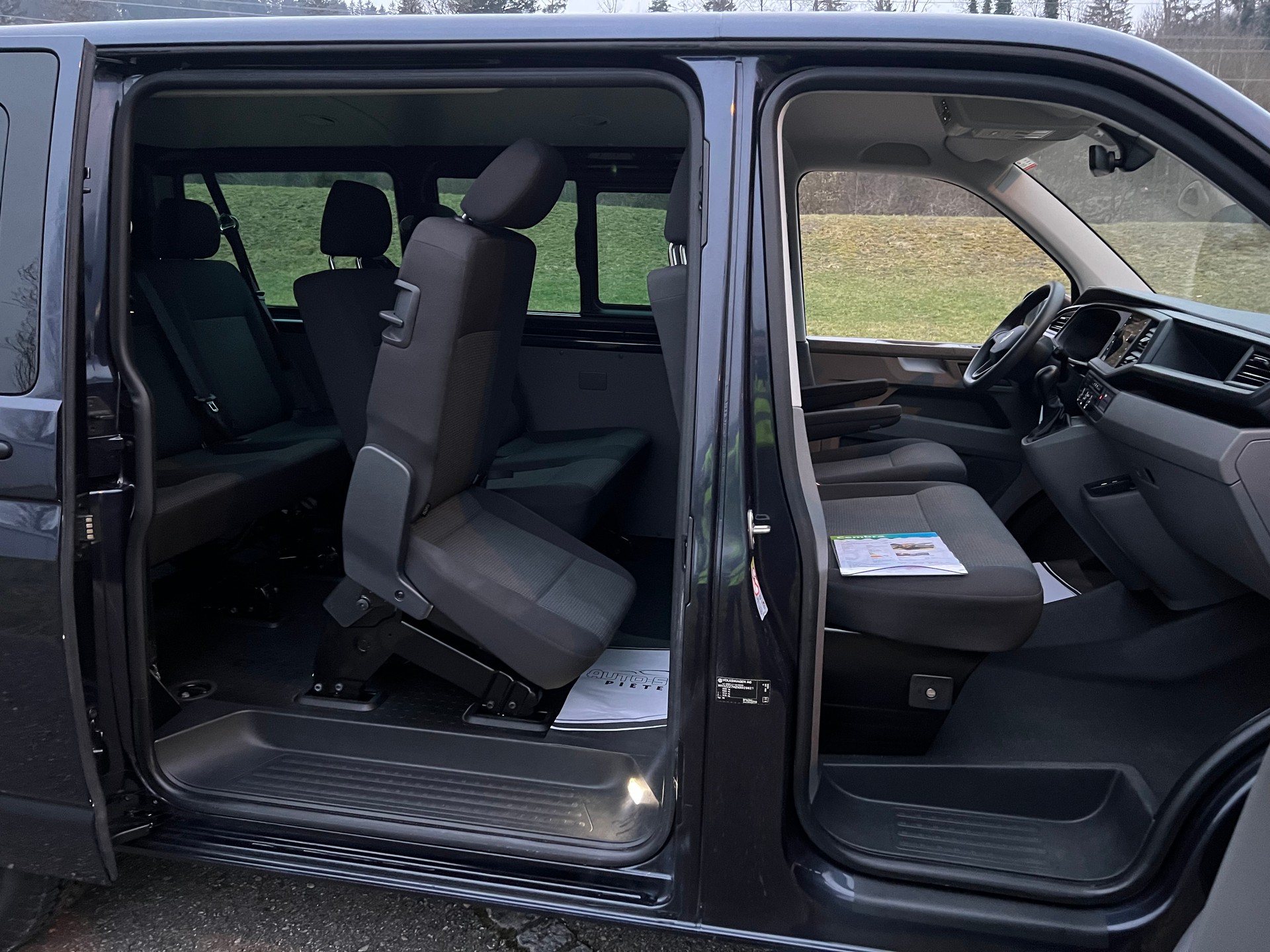 VW VW BUS 9 PLÄTZER AUTOMAT DSG  T6.1 2.0 TDI . CH WAGEN. GEPFLEGT. LEASING AB 499.--showroom-element-2