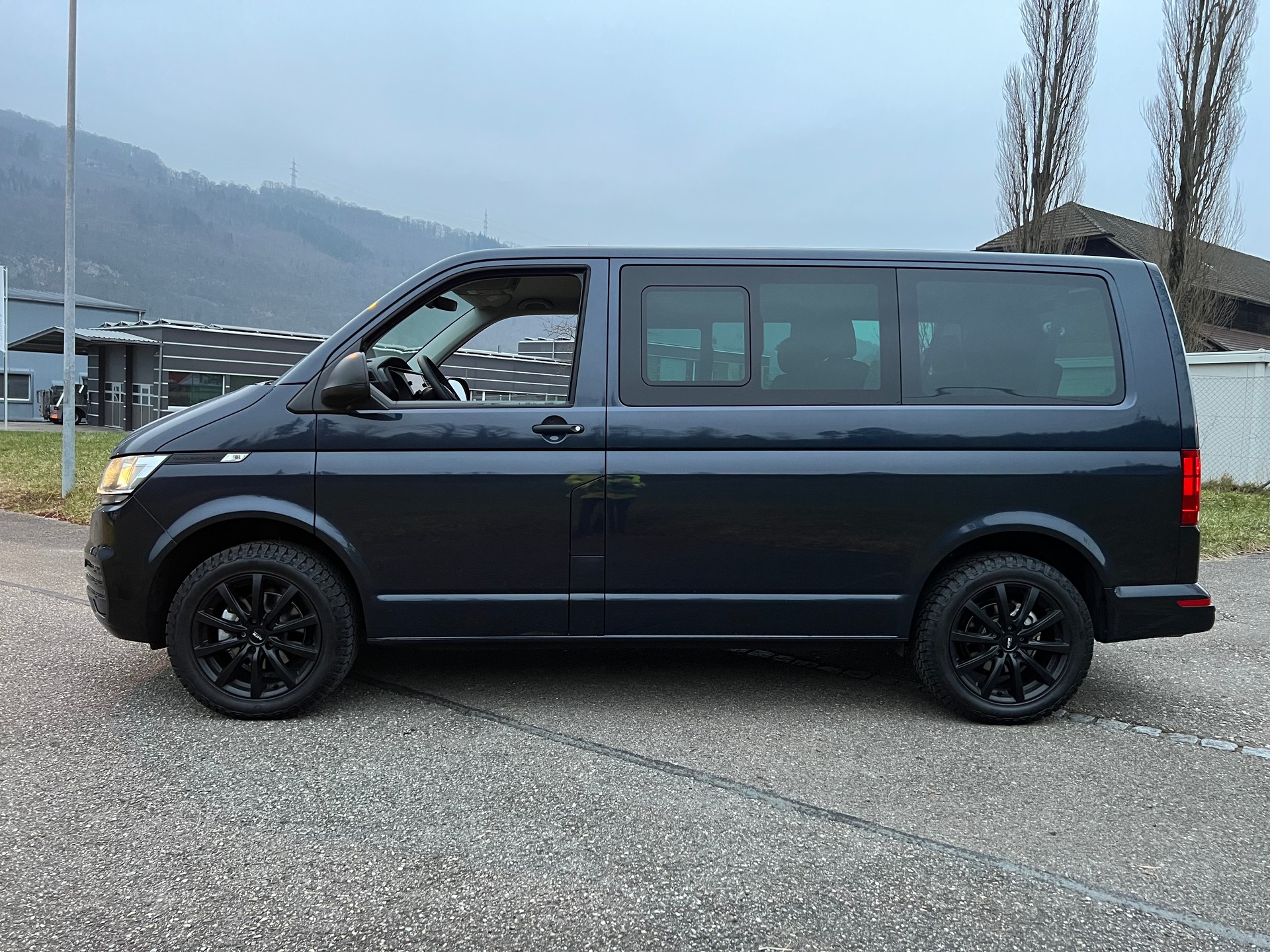 VW VW BUS 9 PLÄTZER AUTOMAT DSG  T6.1 2.0 TDI . CH WAGEN. GEPFLEGT. LEASING AB 499.--showroom-element-1