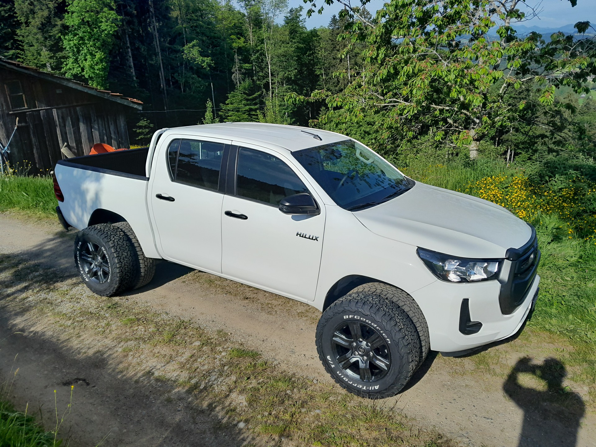 TOYOTA HI-LUX 2,4 DC 4x4 * weiss * inkl. AHK 3,5 T + Wanne * inkl. Technik Paket * ALU, Offroadpneu optional !!! * Bestpreis CH *