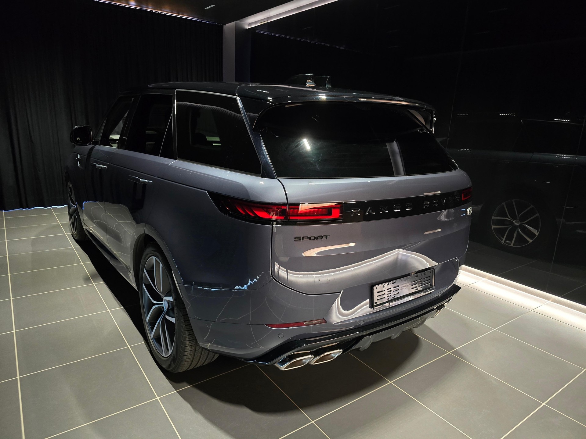 LAND ROVER Range Rover Sport 4.4 V8 First Edition-showroom-element-2