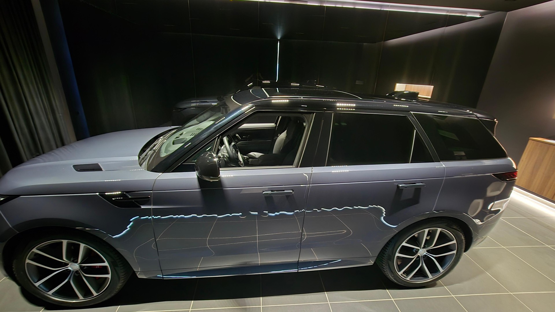 LAND ROVER Range Rover Sport 4.4 V8 First Edition-showroom-element-1