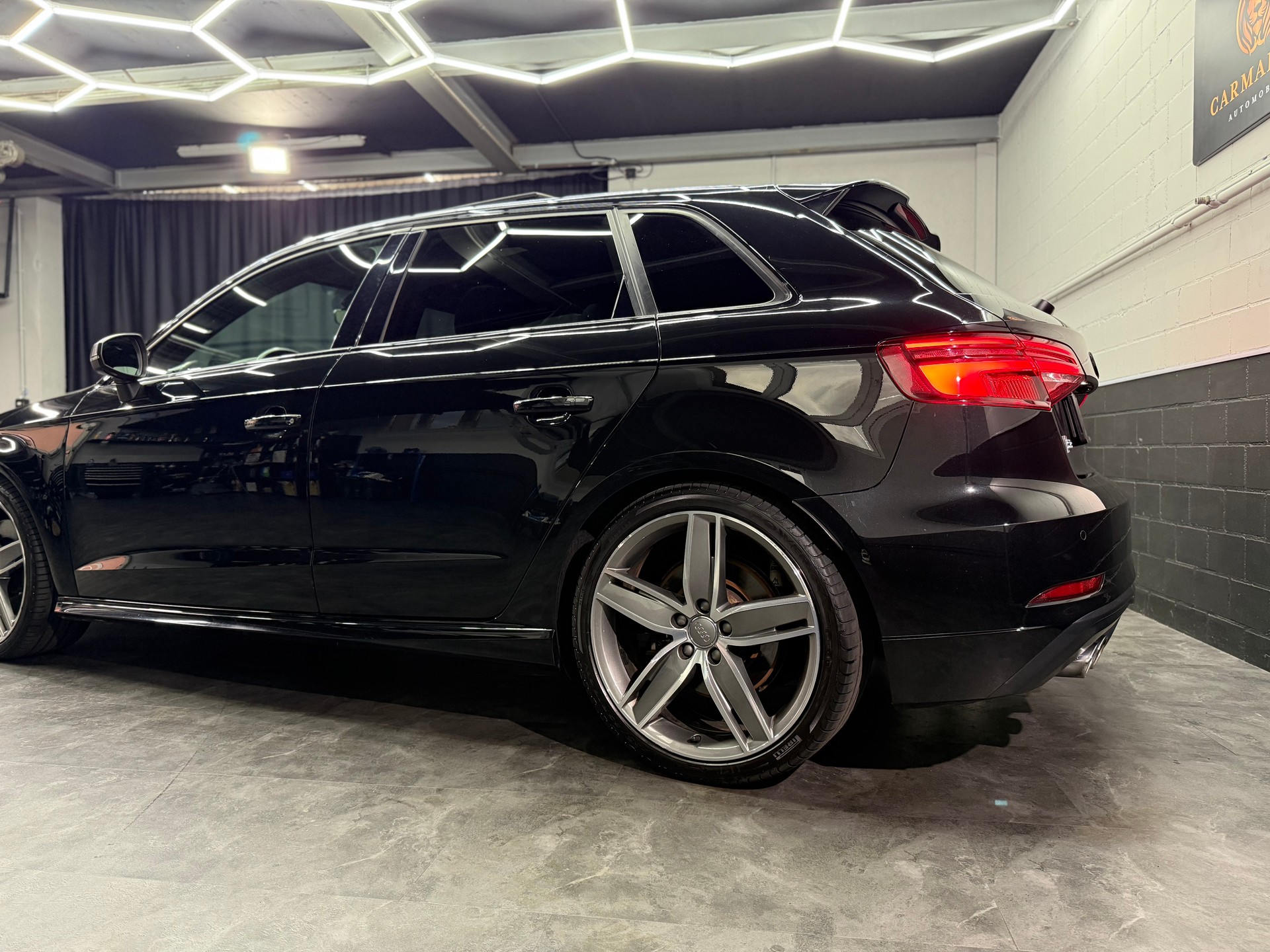 AUDI S3 Sportback 2.0 TFSI quattro S-tronic-showroom-element-3
