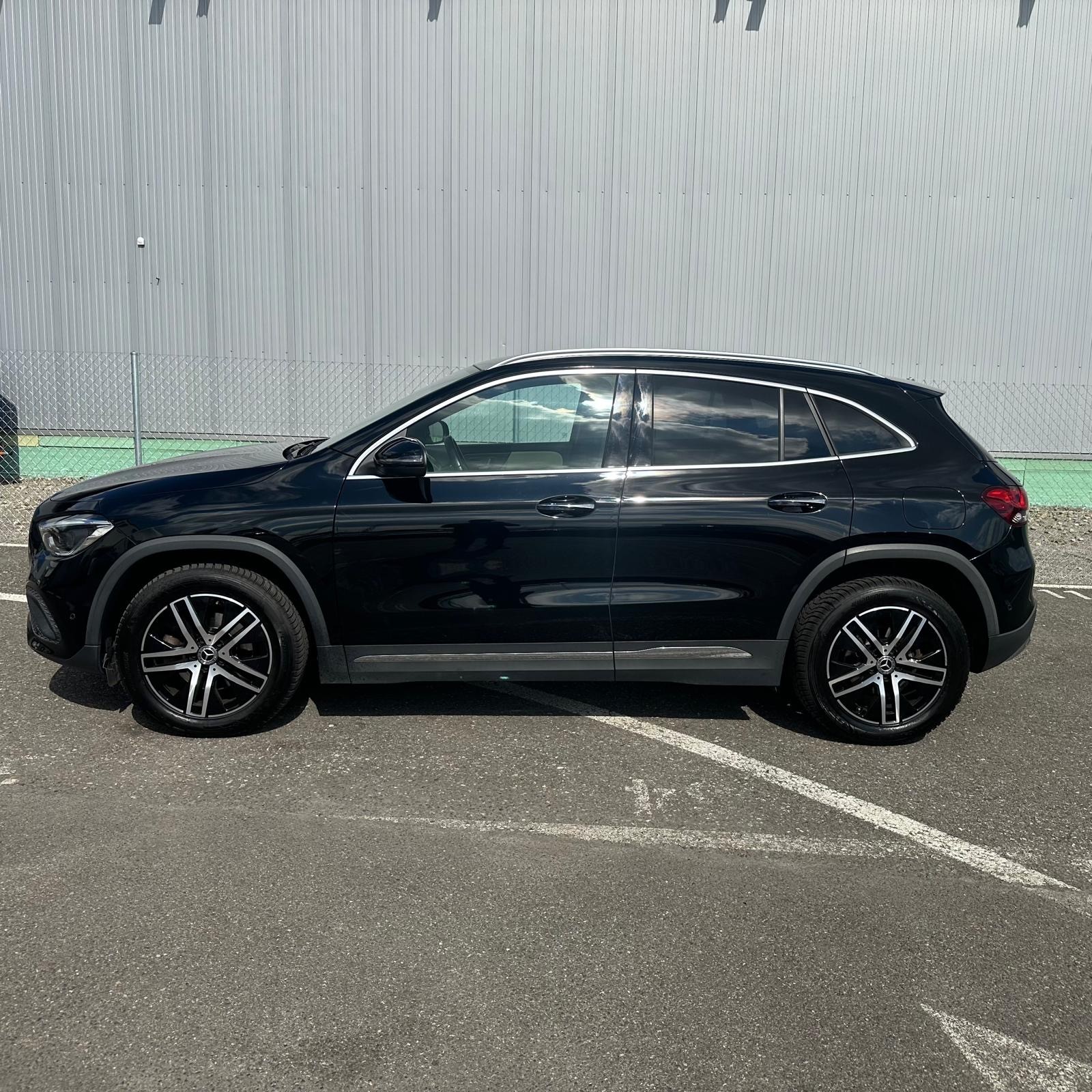 MERCEDES-BENZ GLA 200d 8G-DCT-showroom-element-3
