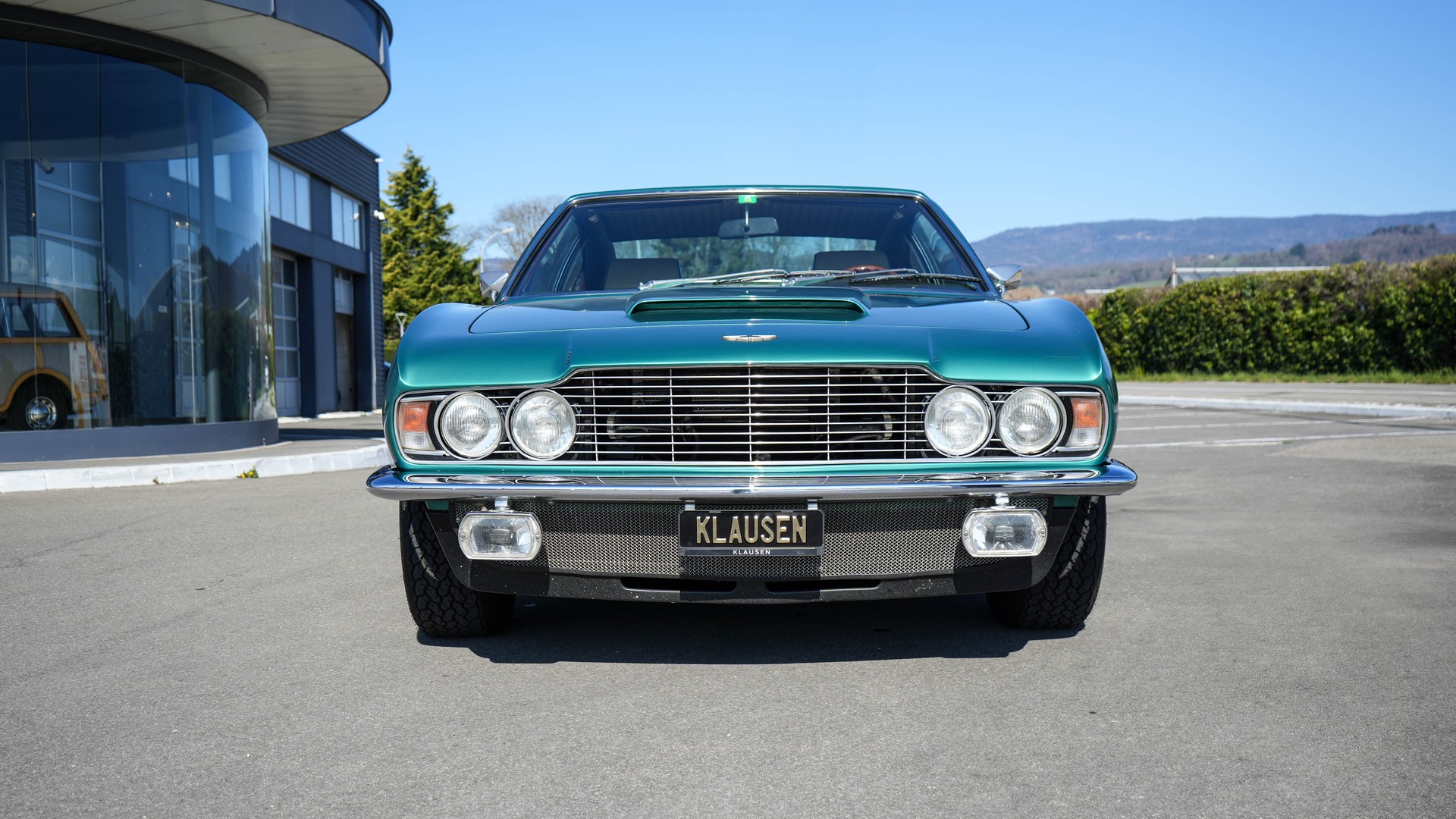 ASTON MARTIN DBS V8-showroom-element-1