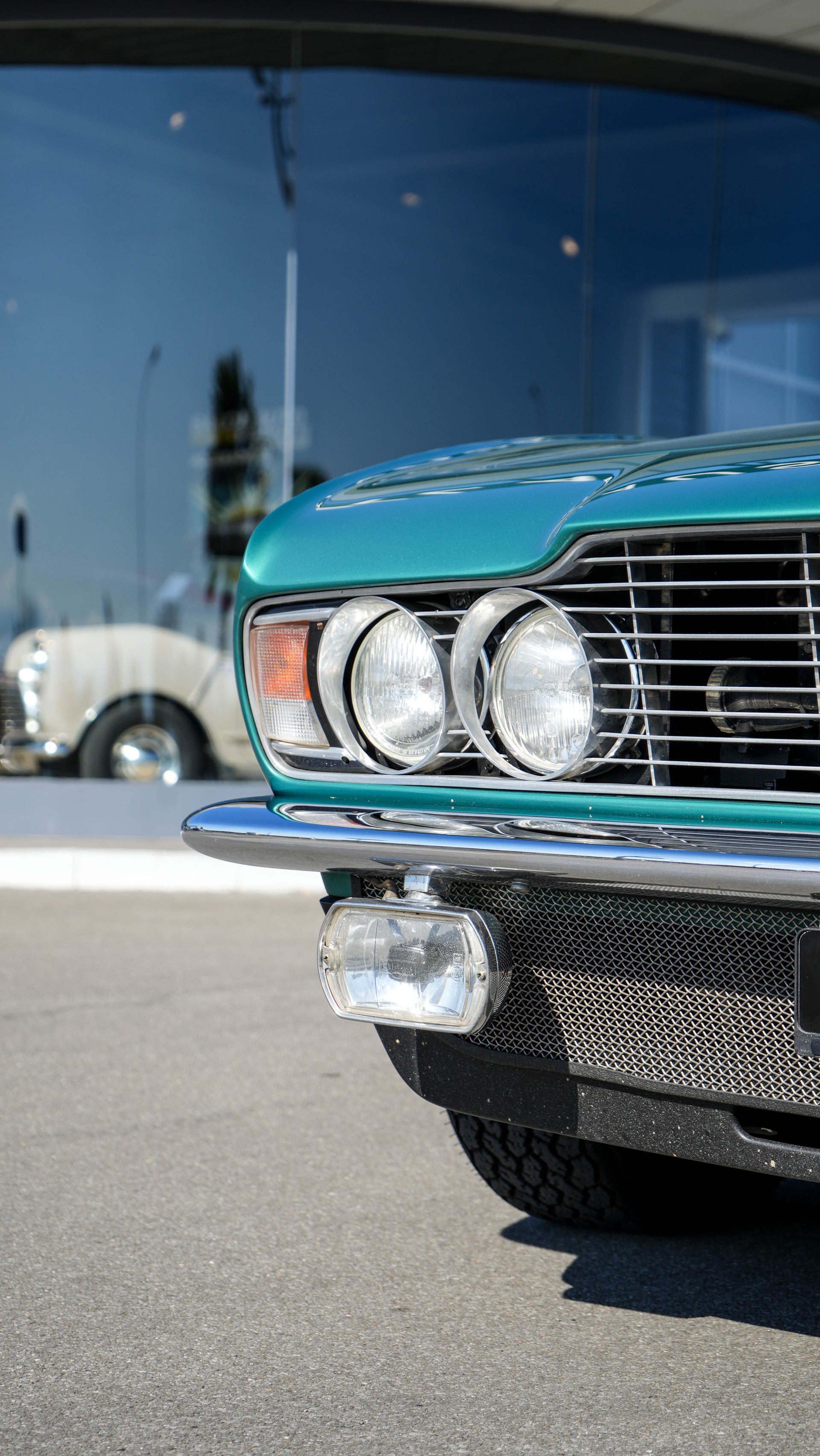 ASTON MARTIN DBS V8-showroom-element-3