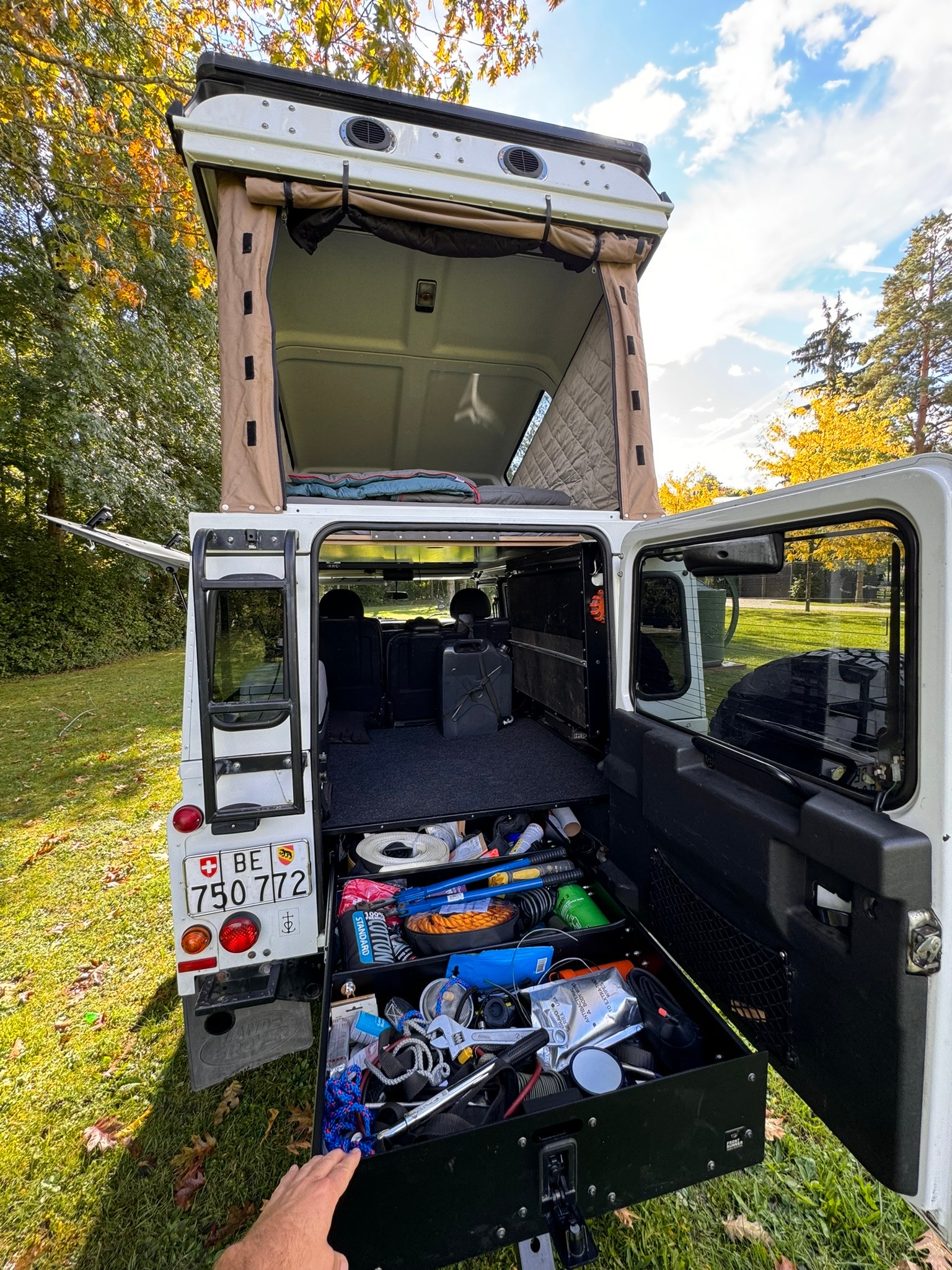 LAND ROVER Defender 110 2.4 Td4 Station Wagon-image-4