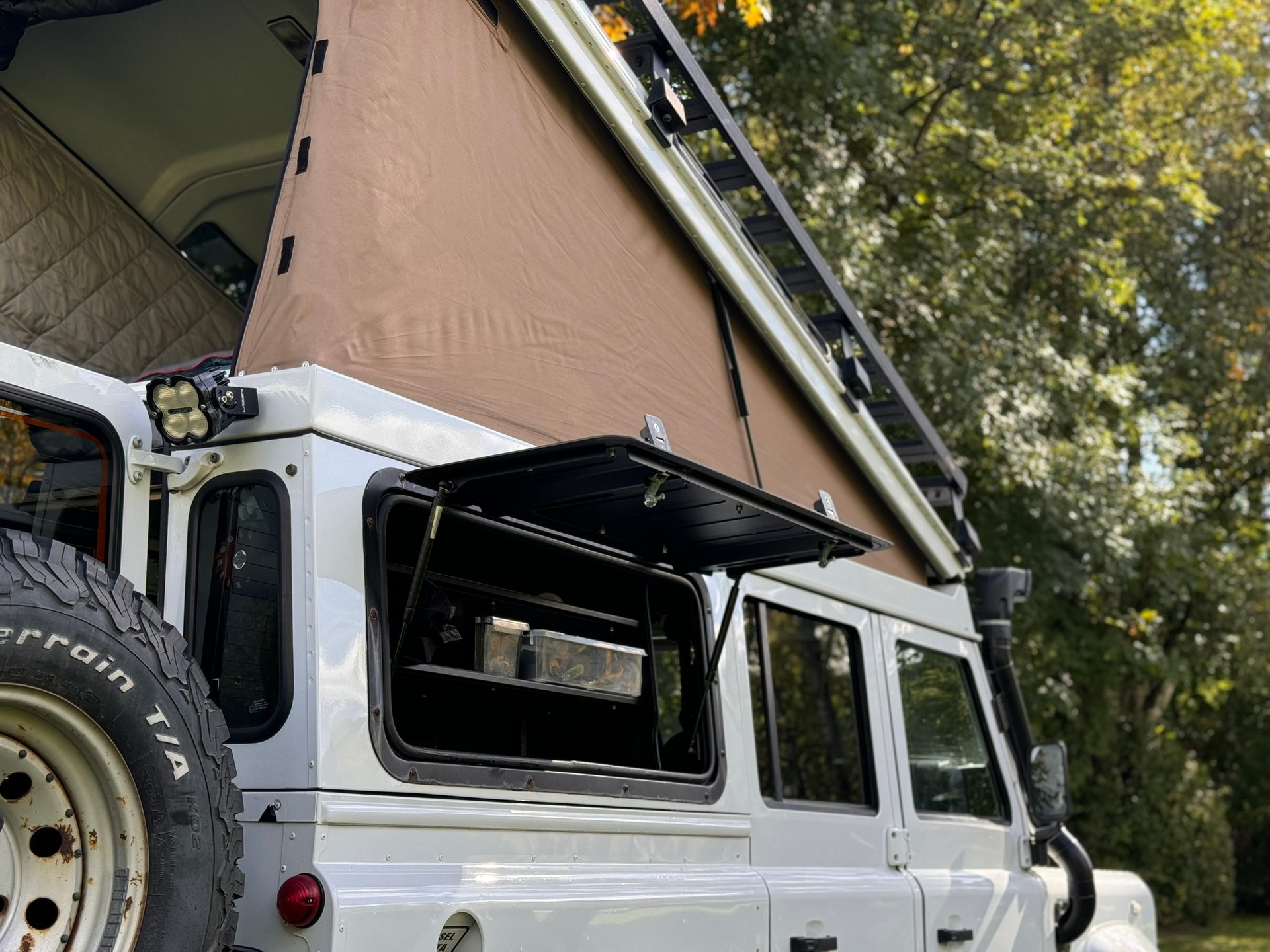 LAND ROVER Defender 110 2.4 Td4 Station Wagon-image-3