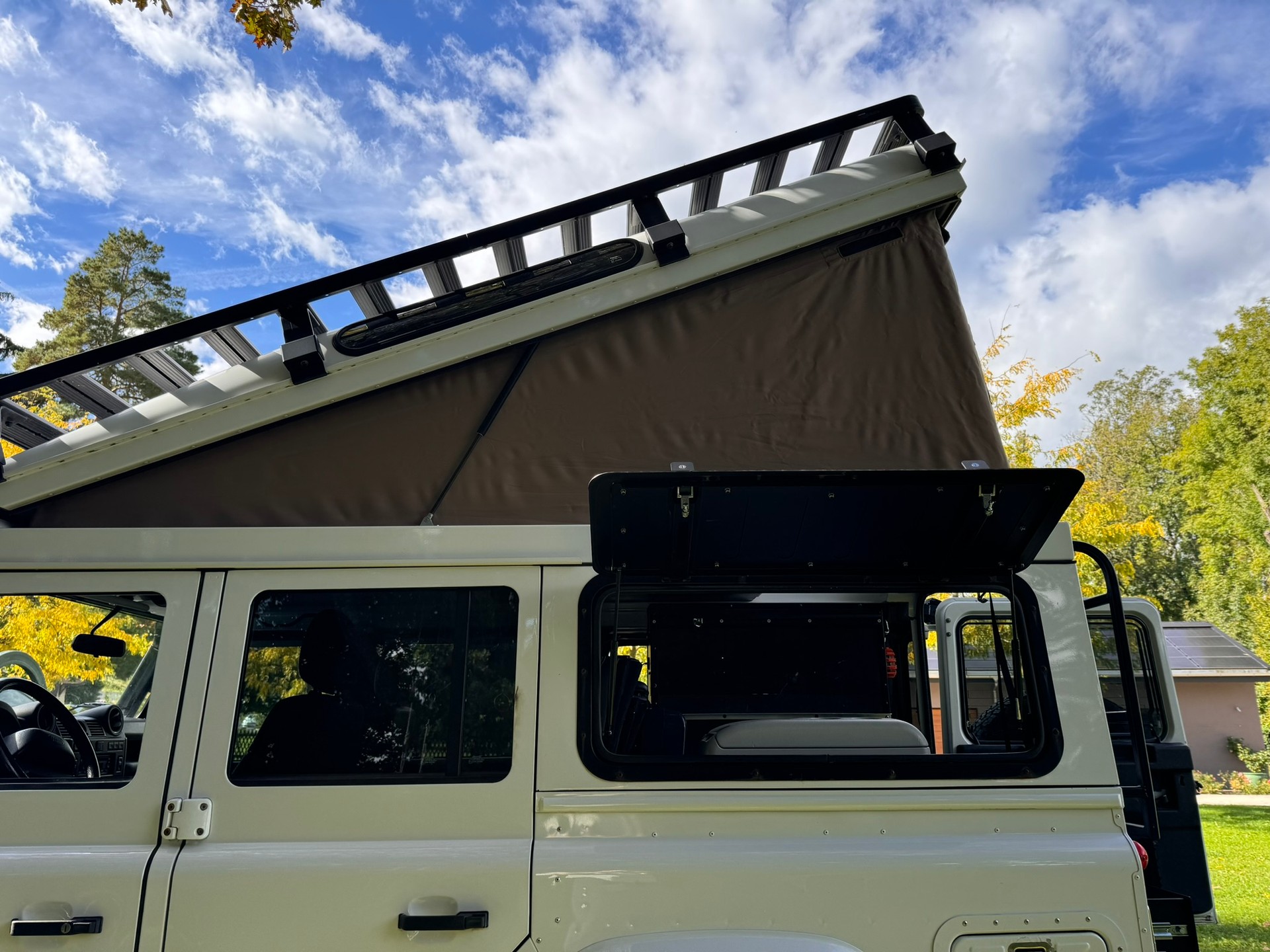 LAND ROVER Defender 110 2.4 Td4 Station Wagon-image-12