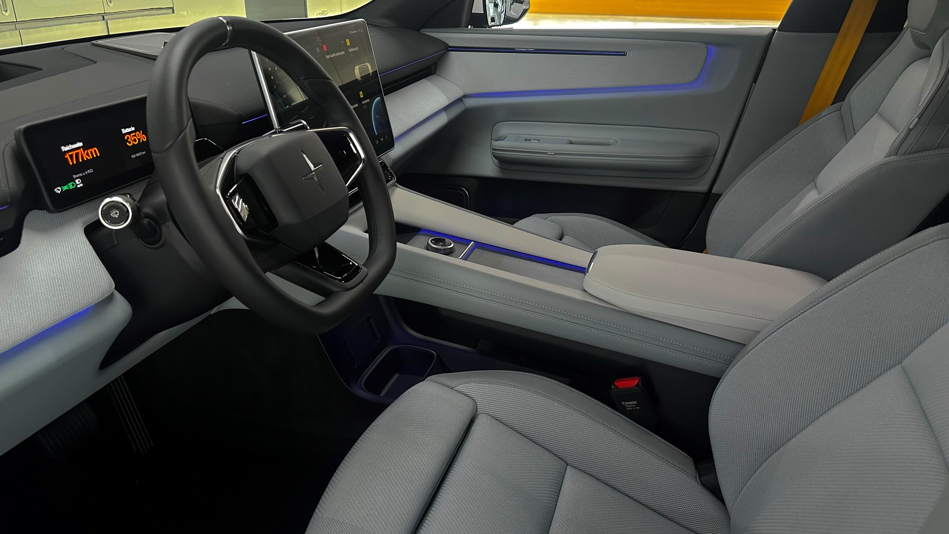 POLESTAR 4 Long Range Dual Motor-showroom-element-3