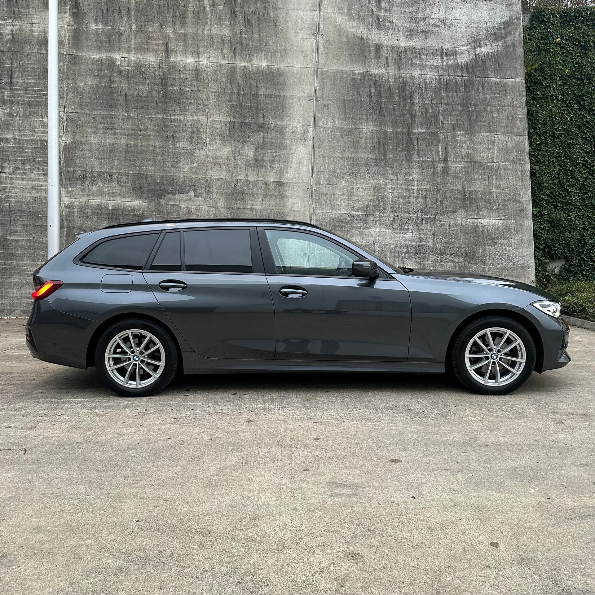 BMW 320d xDrive 48V Touring Steptronic-showroom-element-3
