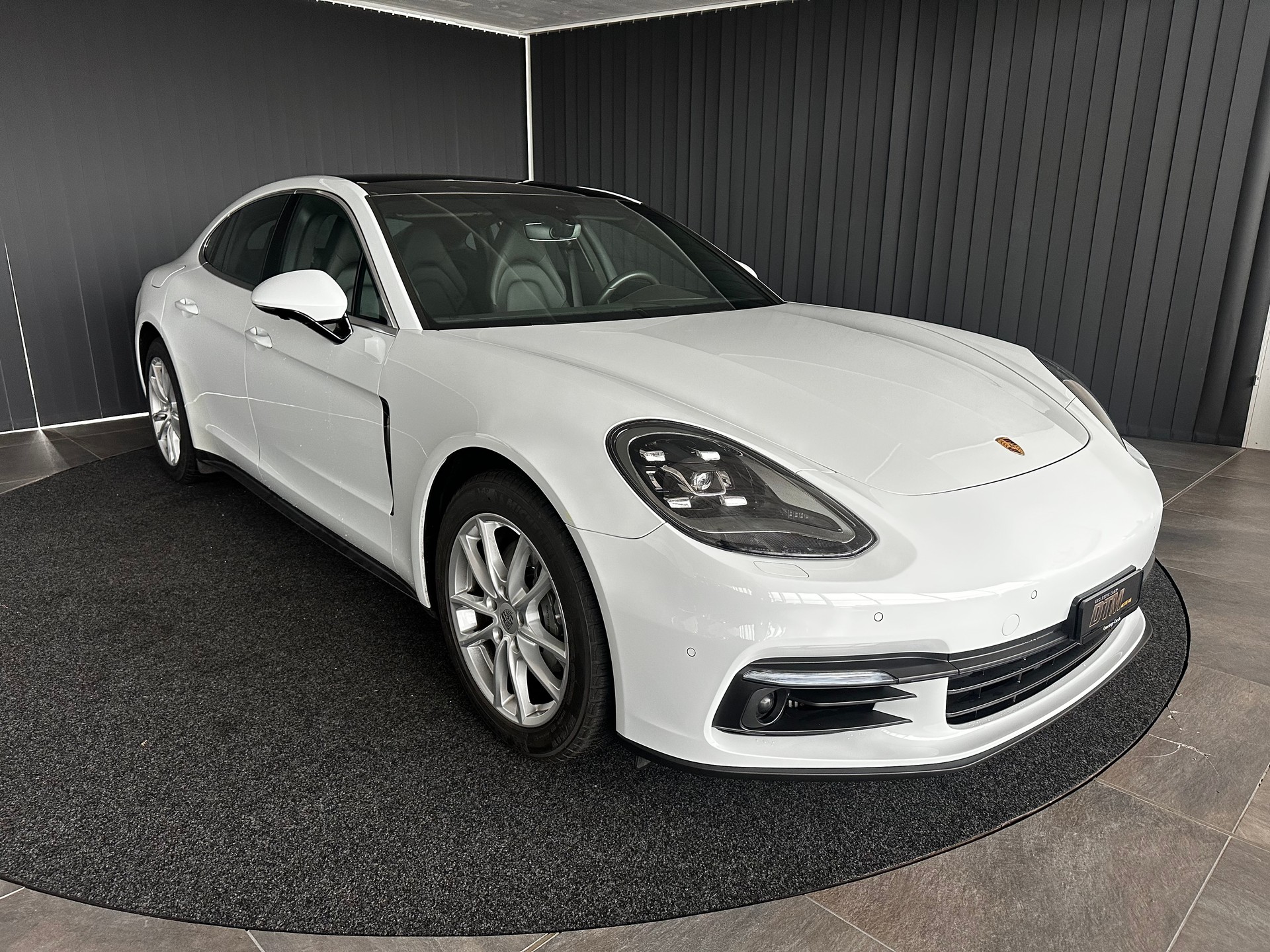 PORSCHE Panamera 4S-showroom-element-2
