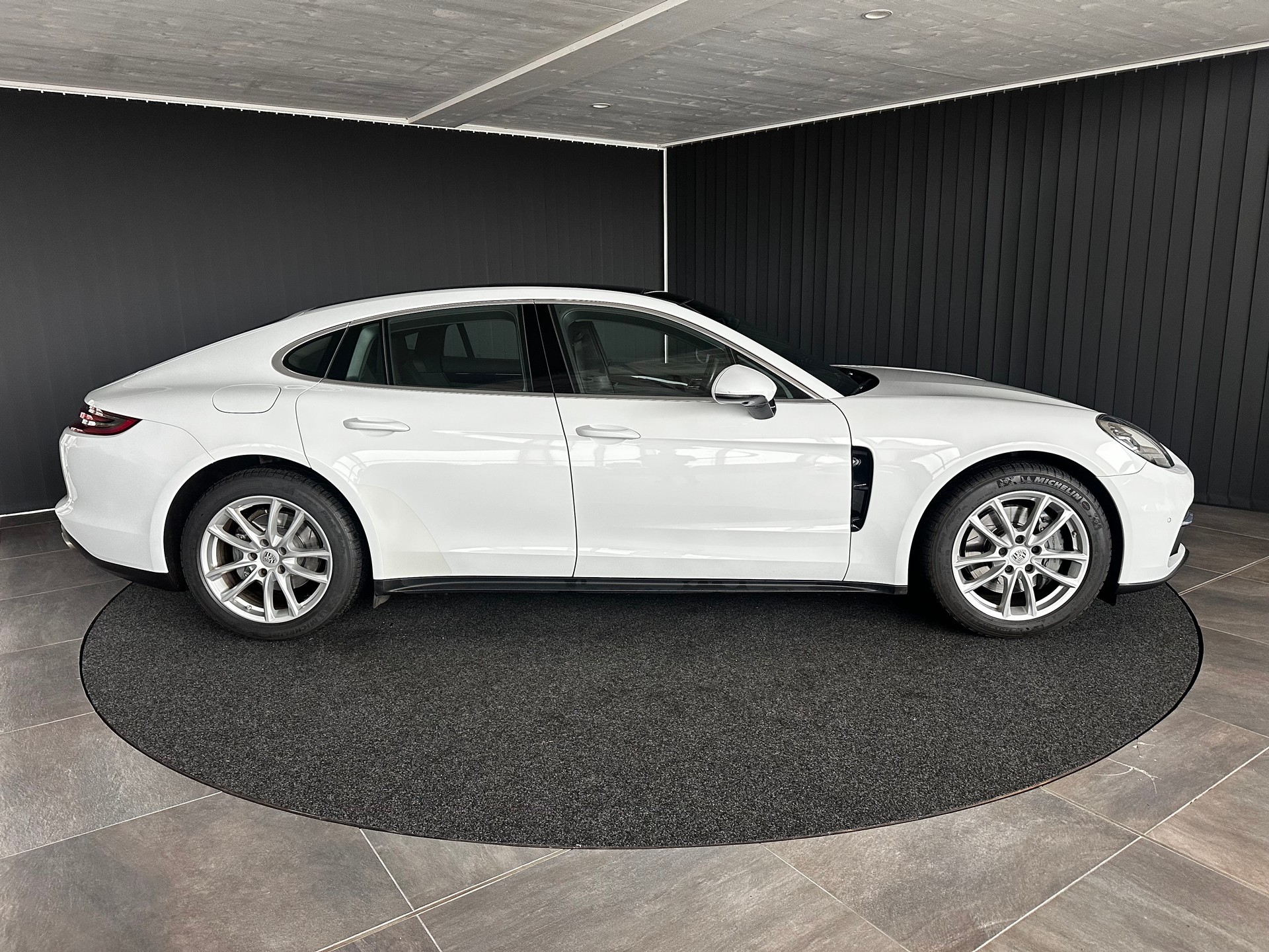 PORSCHE Panamera 4S-showroom-element-3