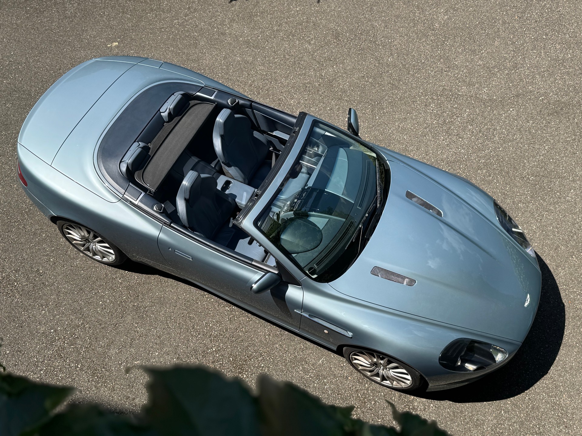 ASTON MARTIN DB9 - Sehr schöne und seltene Farbkombination
