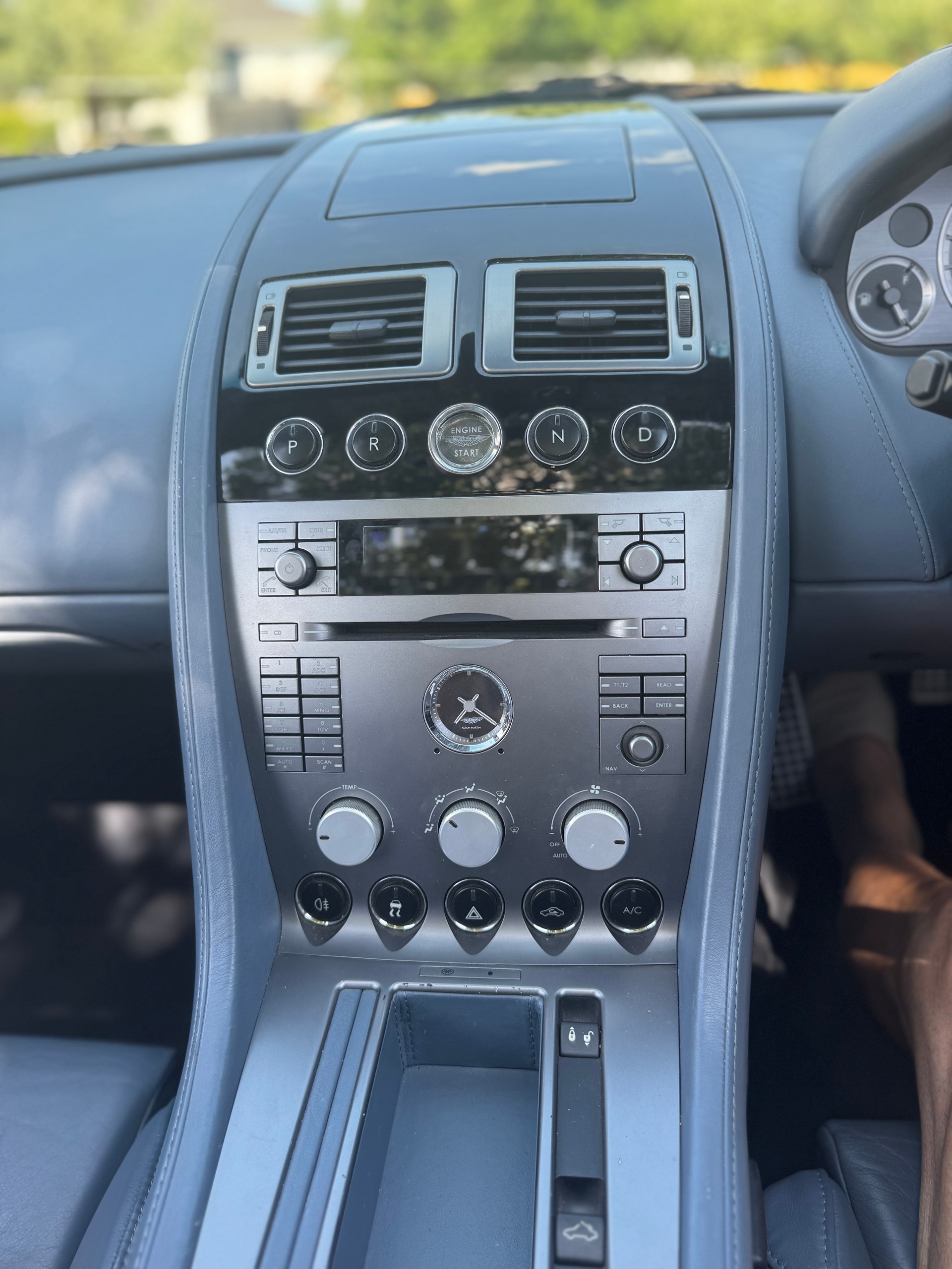 ASTON MARTIN DB9 - Sehr schöne und seltene Farbkombination-image-6