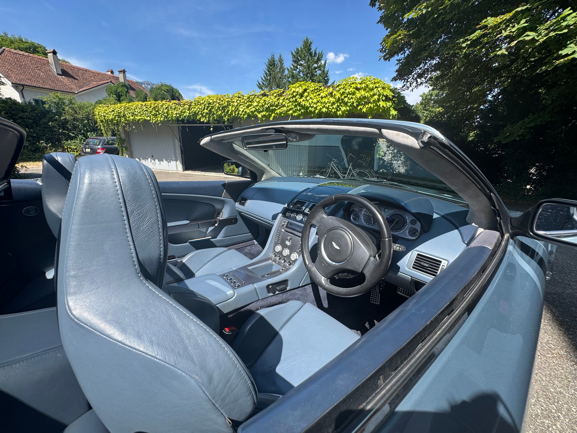 ASTON MARTIN DB9 - Sehr schöne und seltene Farbkombination-image-3