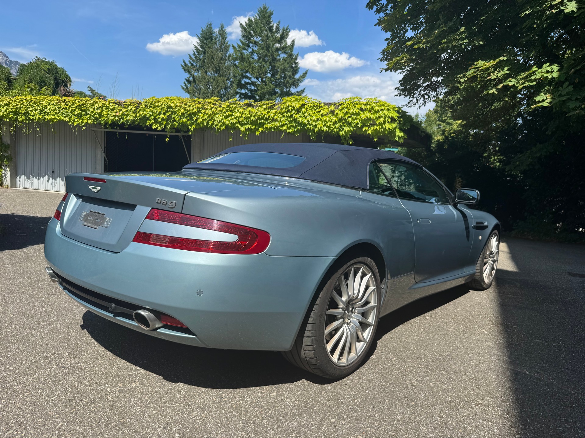 ASTON MARTIN DB9 - Sehr schöne und seltene Farbkombination-image-2