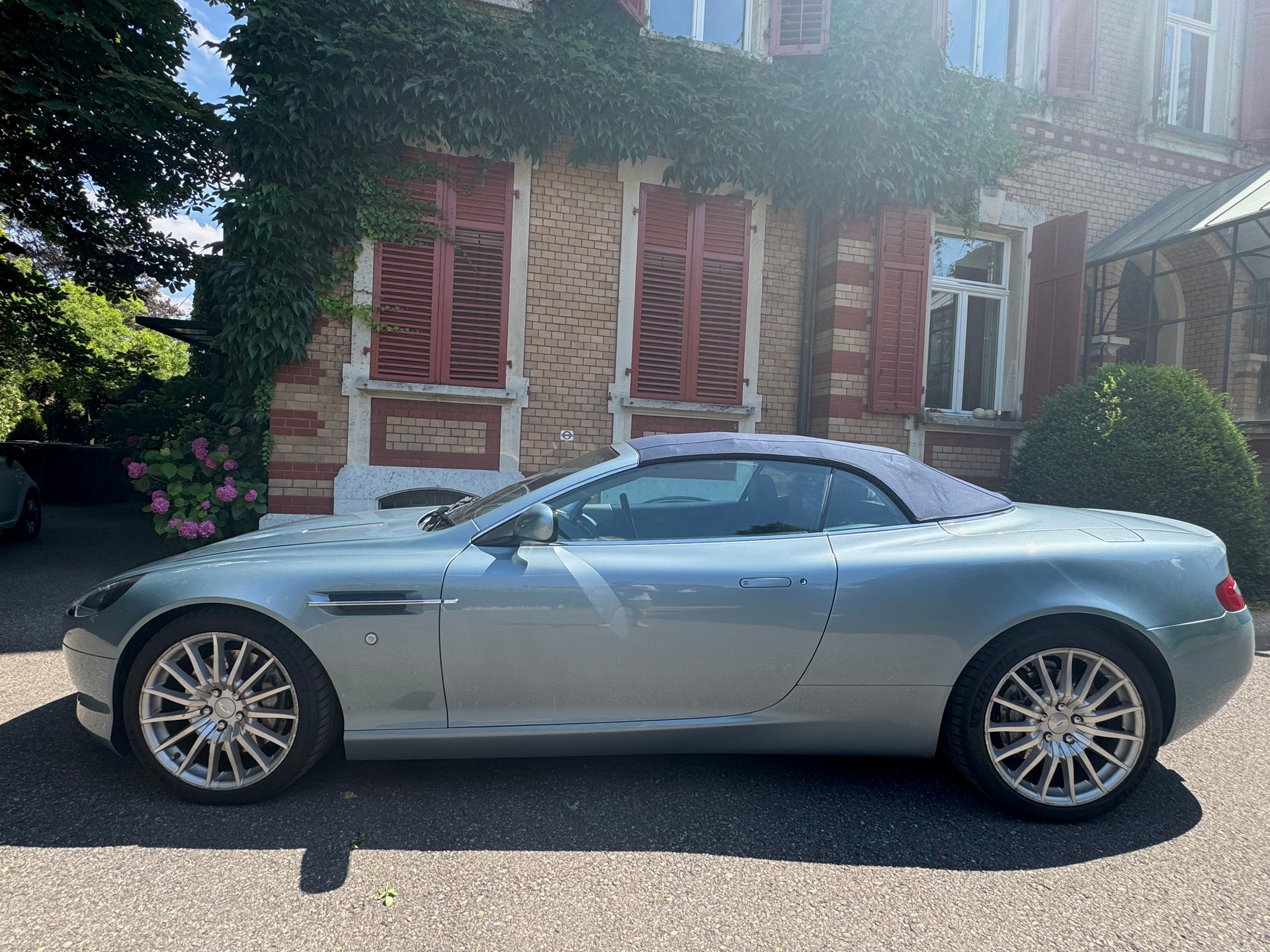 ASTON MARTIN DB9 - Sehr schöne und seltene Farbkombination-image-7