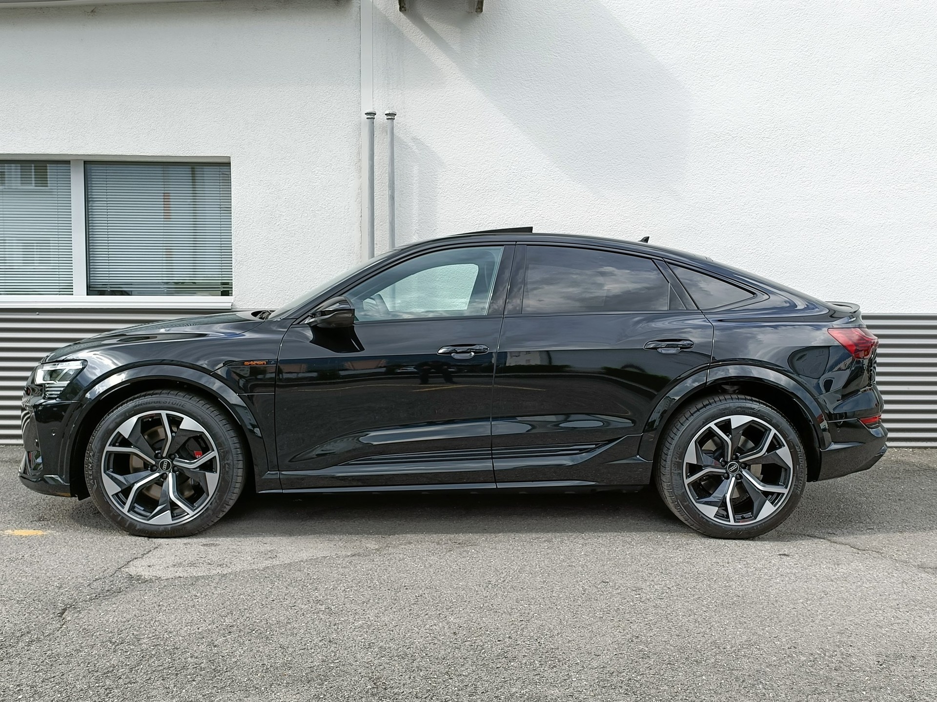 AUDI e-tron S Sportback quattro-showroom-element-1