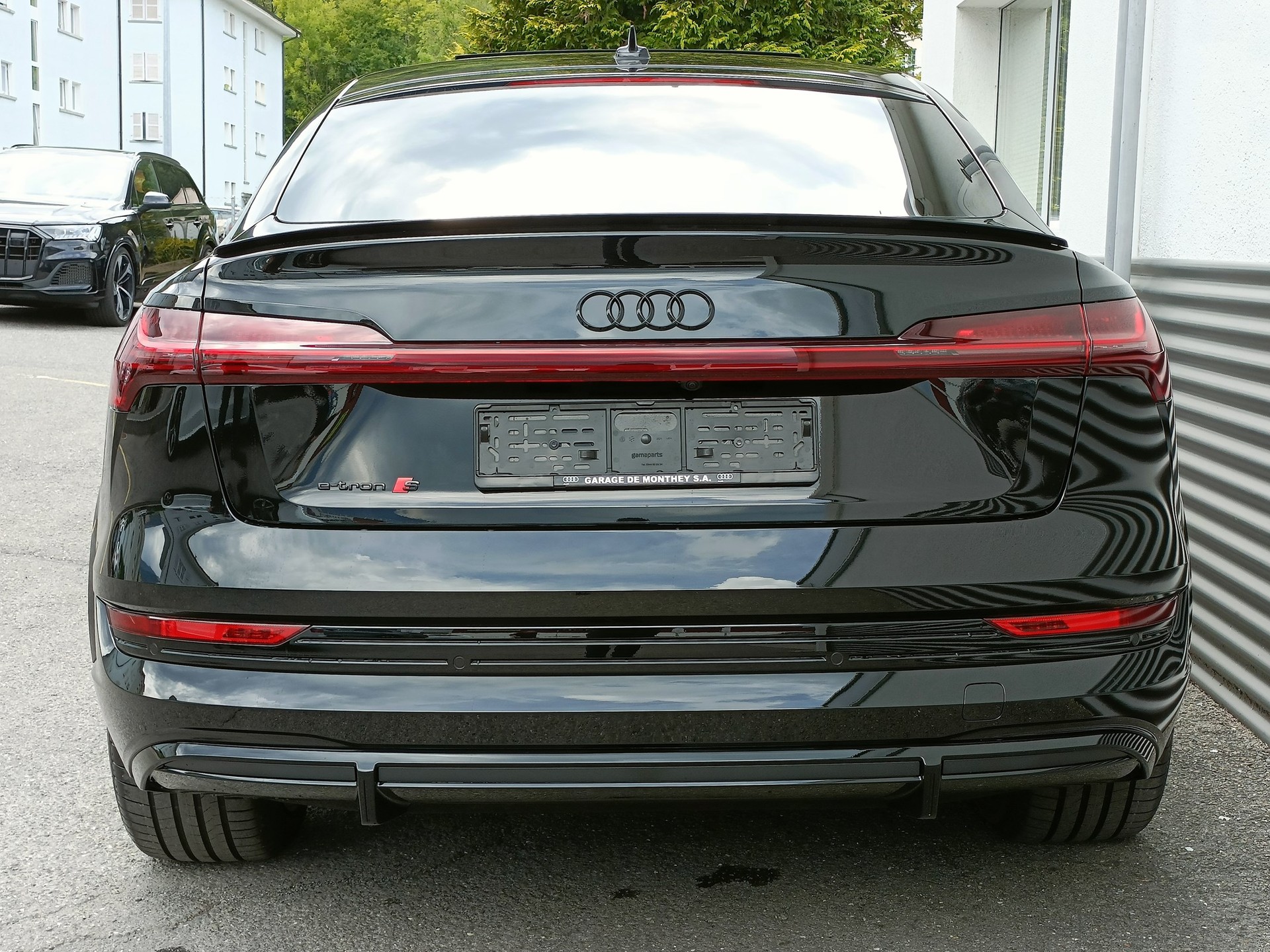 AUDI e-tron S Sportback quattro-showroom-element-3