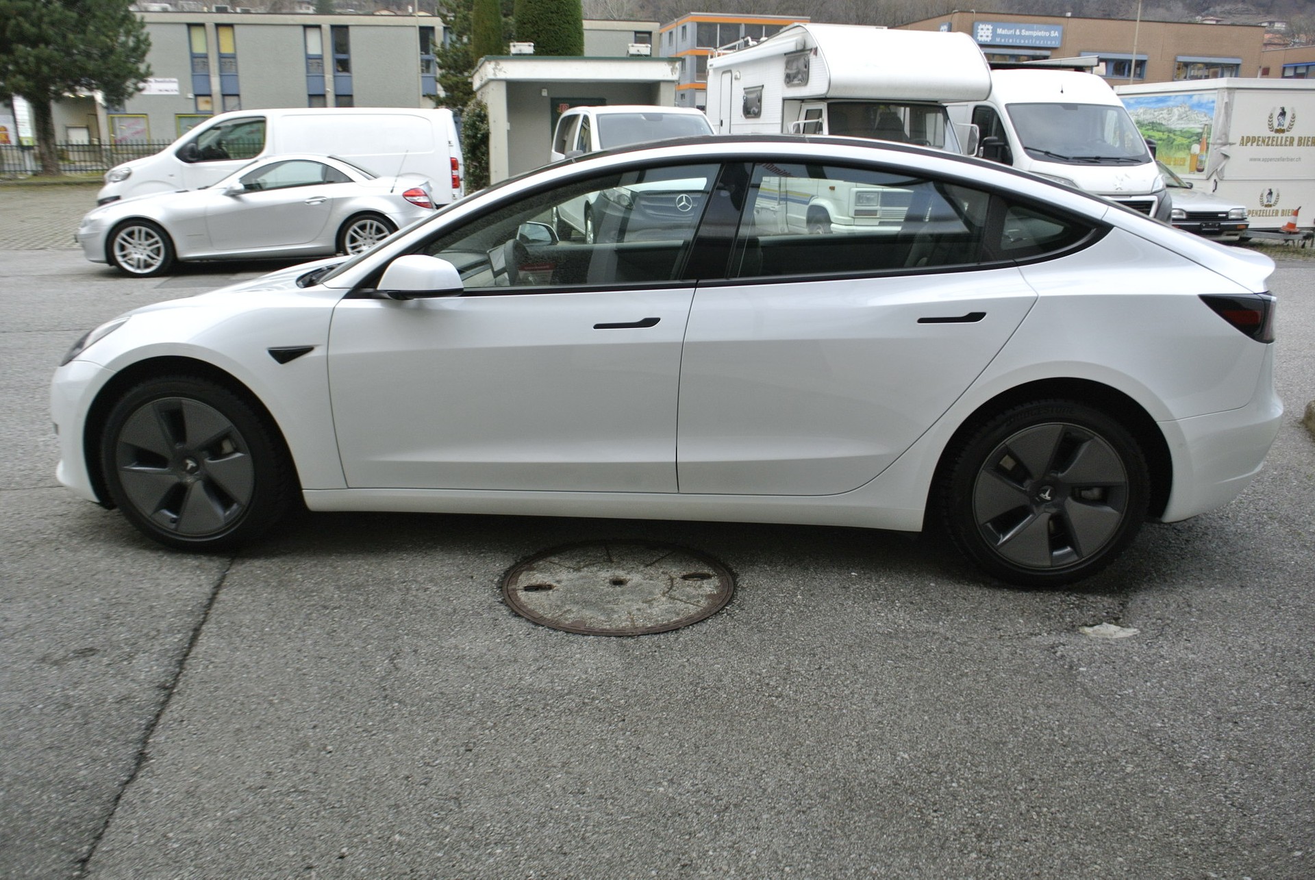 TESLA Model 3-image-8