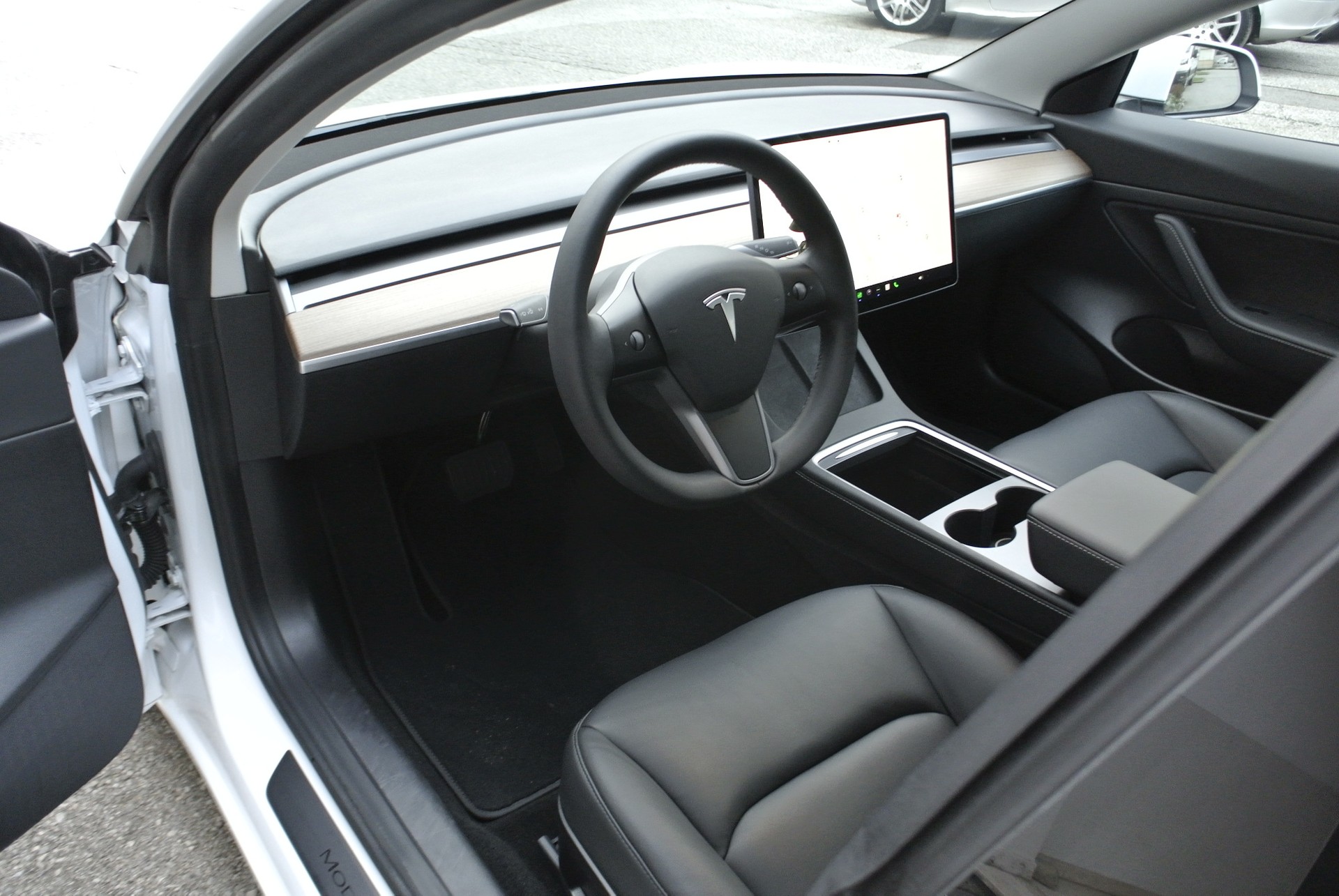 TESLA Model 3-image-12