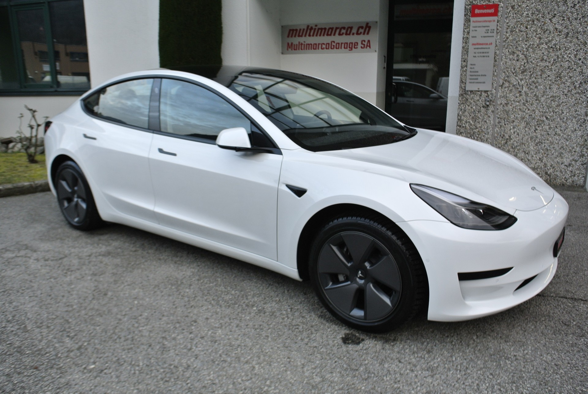 TESLA Model 3-showroom-element-2