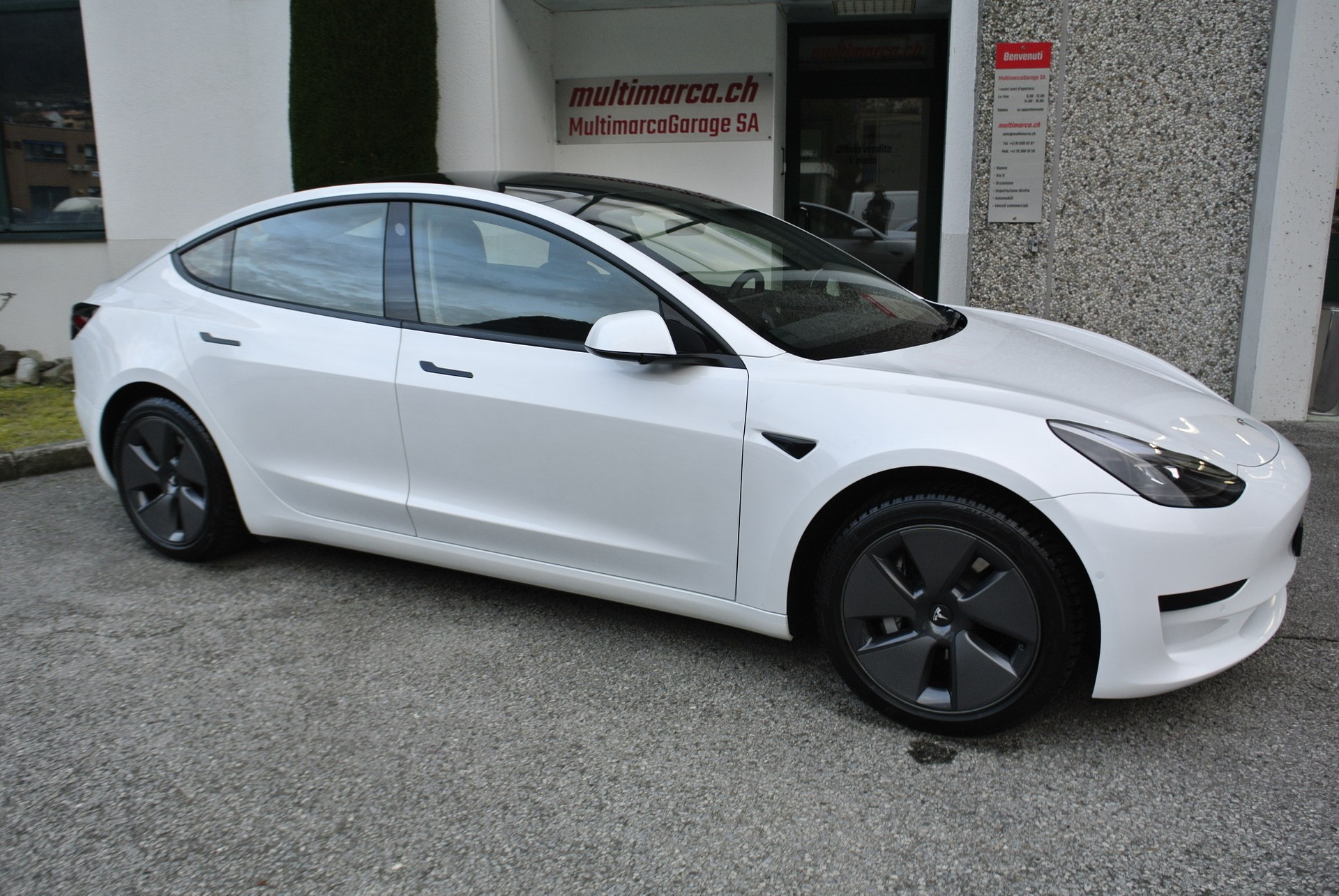 TESLA Model 3-showroom-element-3