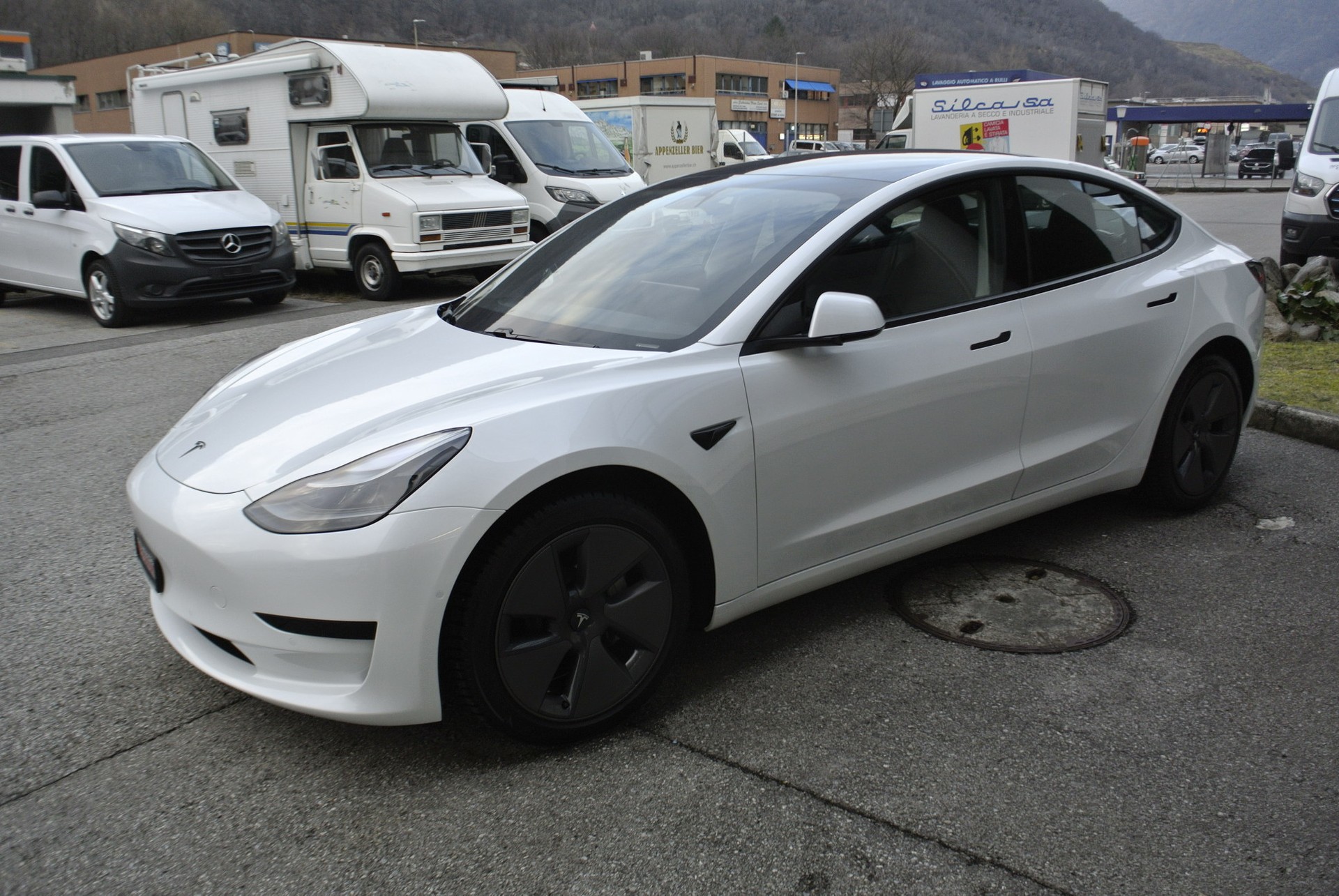 TESLA Model 3-showroom-element-1