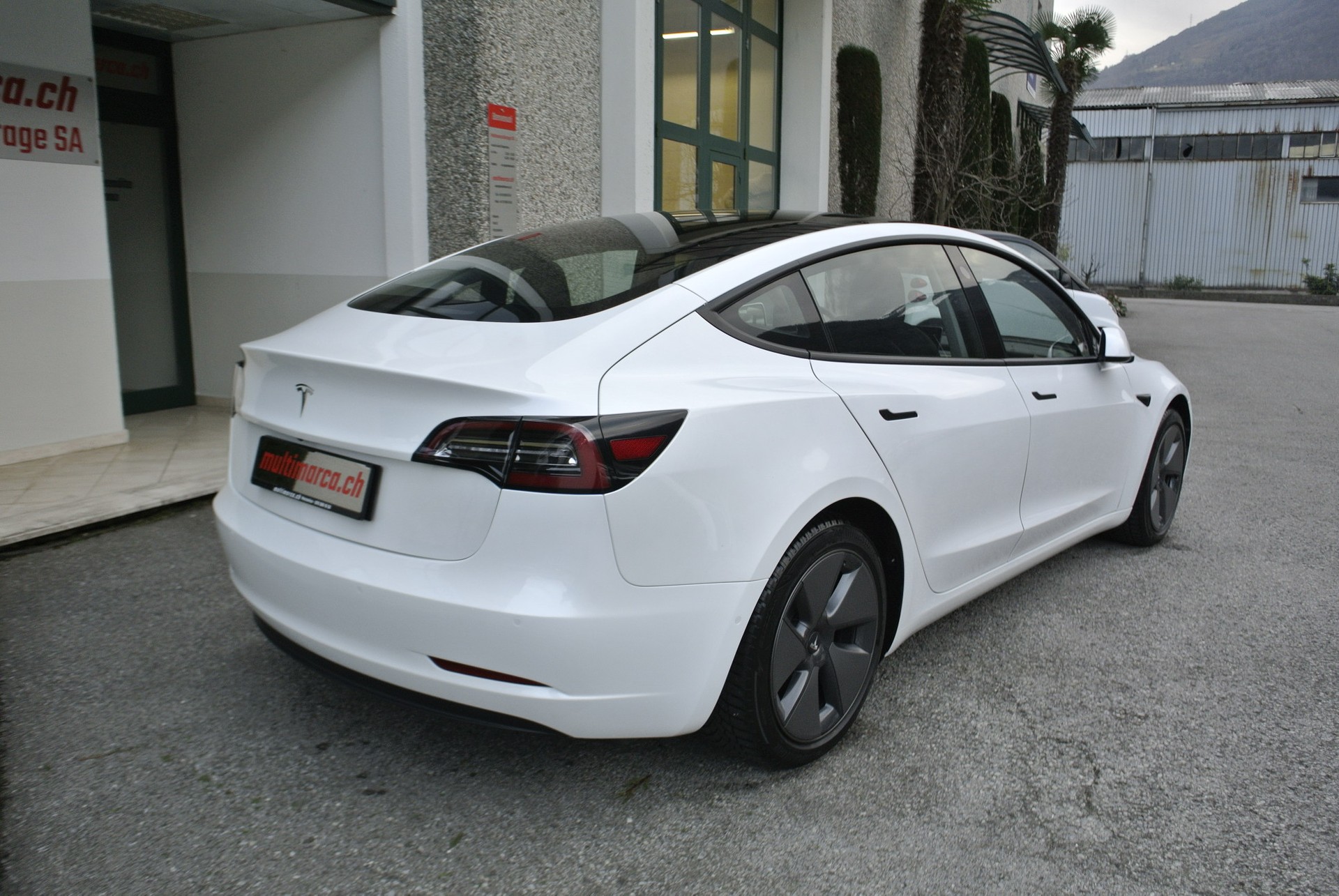 TESLA Model 3-image-5