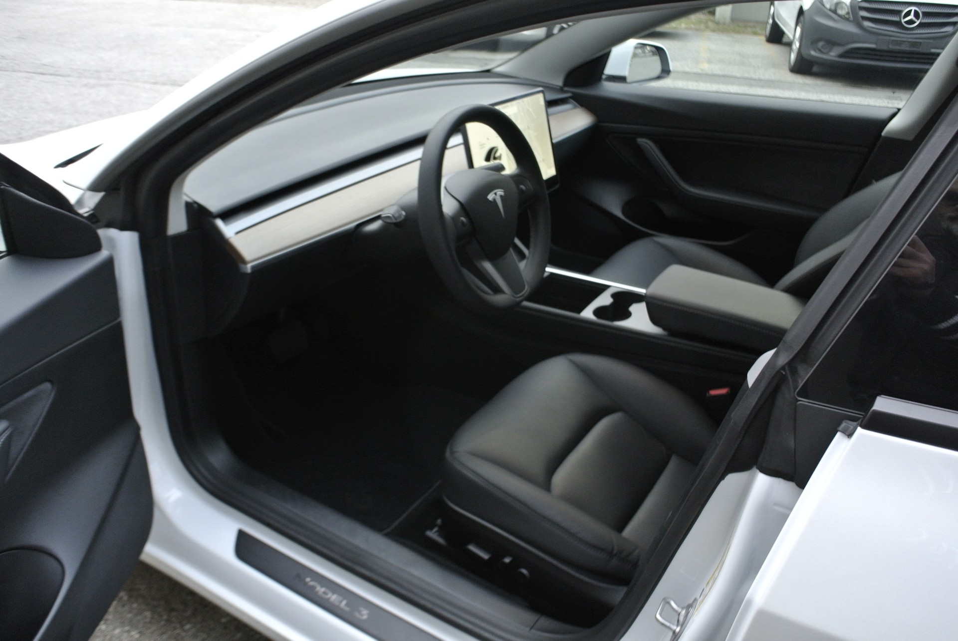 TESLA Model 3-image-11
